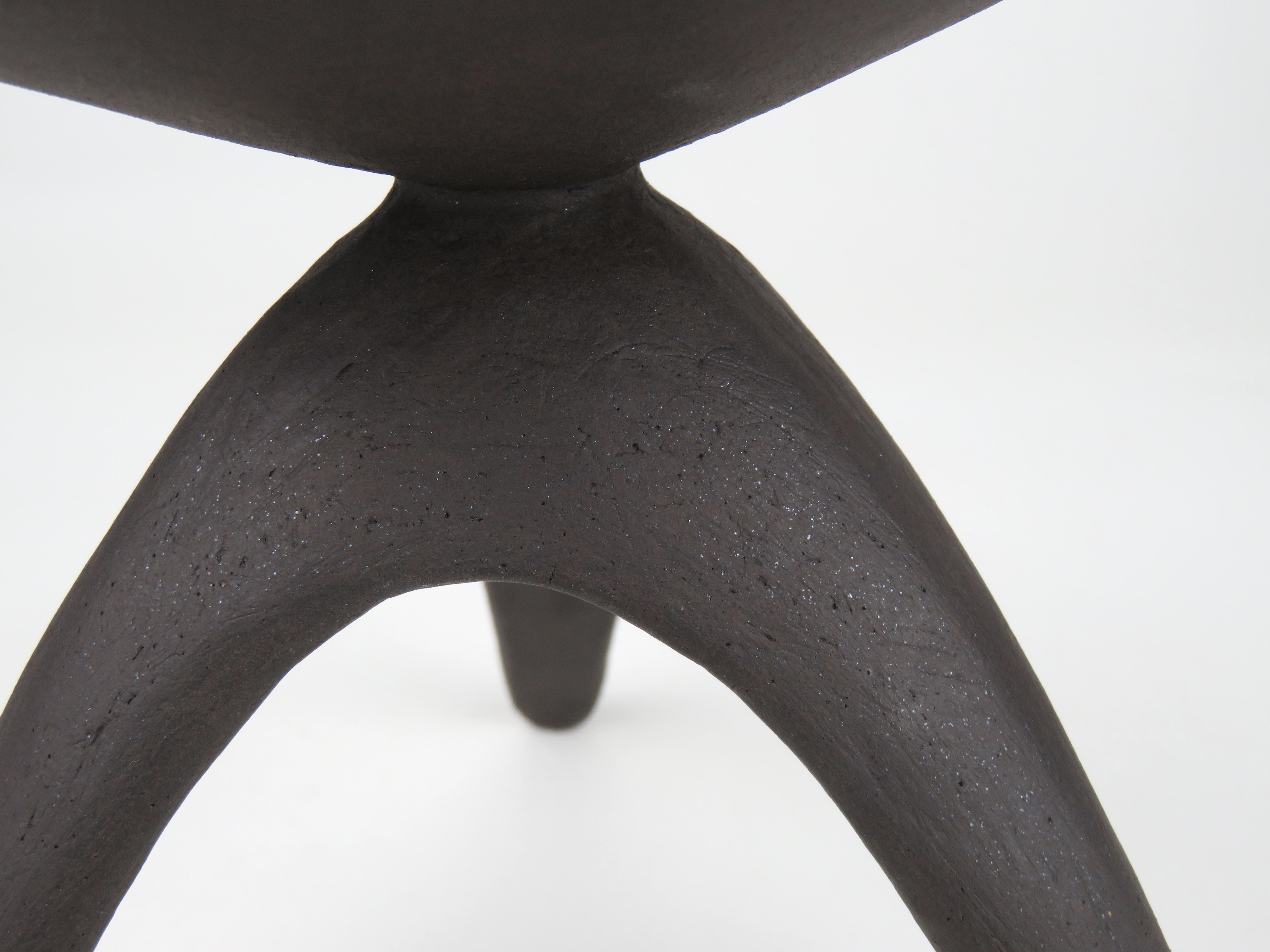 Escultura Challis de Cerámica Construida a Mano en Negro Mate con 