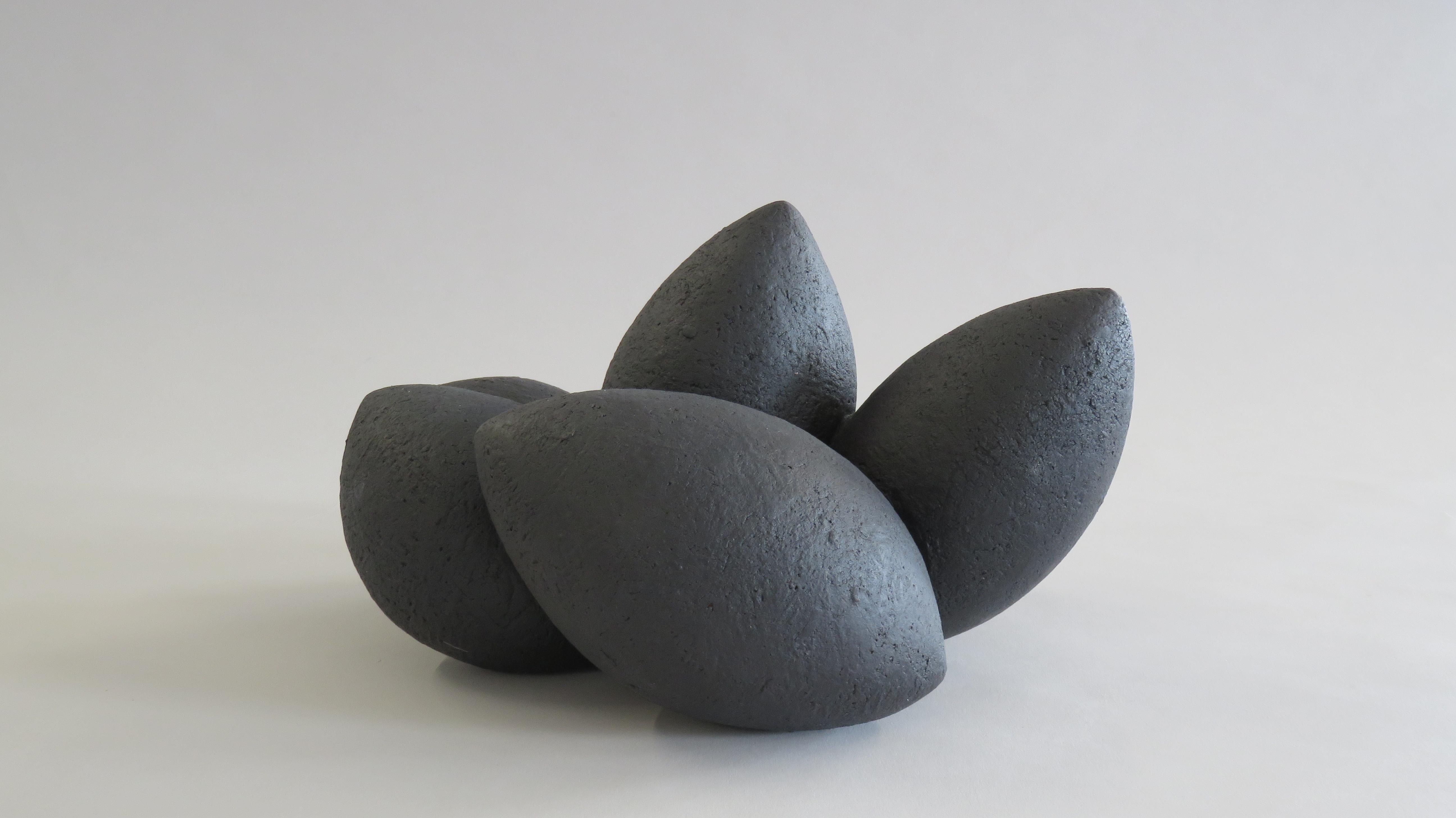 Handgefertigte Keramik-Skulptur, Pod-Komposit „Black Coal“ in Mattschwarz  (Organische Moderne) im Angebot