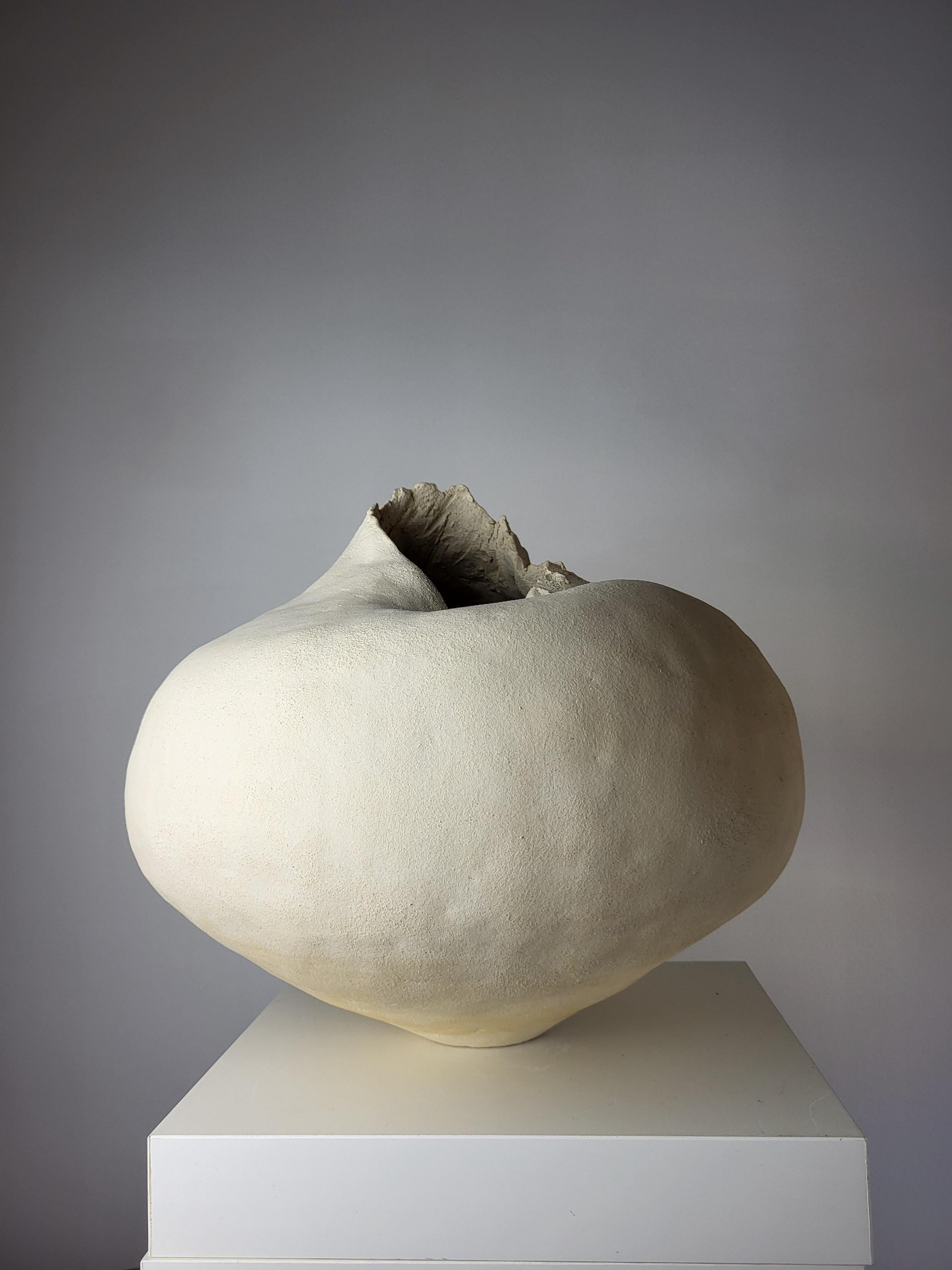 Hand-Built Ceramic Sculpture in Beige Stoneware - Erosion’s Memory I In New Condition For Sale In PRADES-LE-LEZ, FR