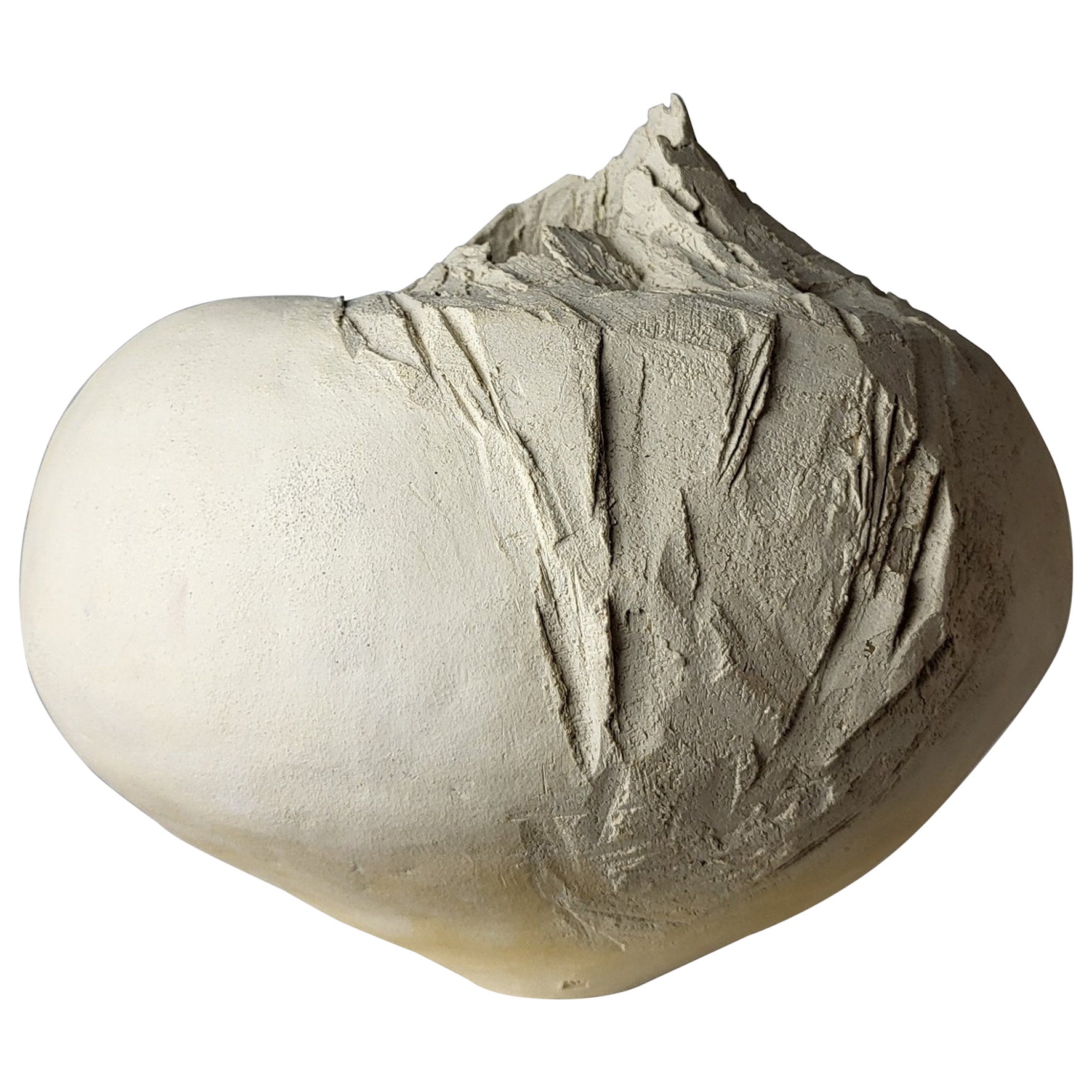 Escultura de cerámica hecha a mano en gres beige - Memoria de la erosión I
