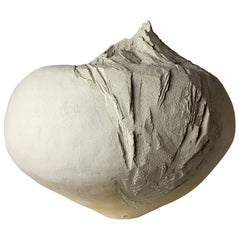 Scultura in ceramica fatta a mano in gres beige - La memoria dell'erosione I