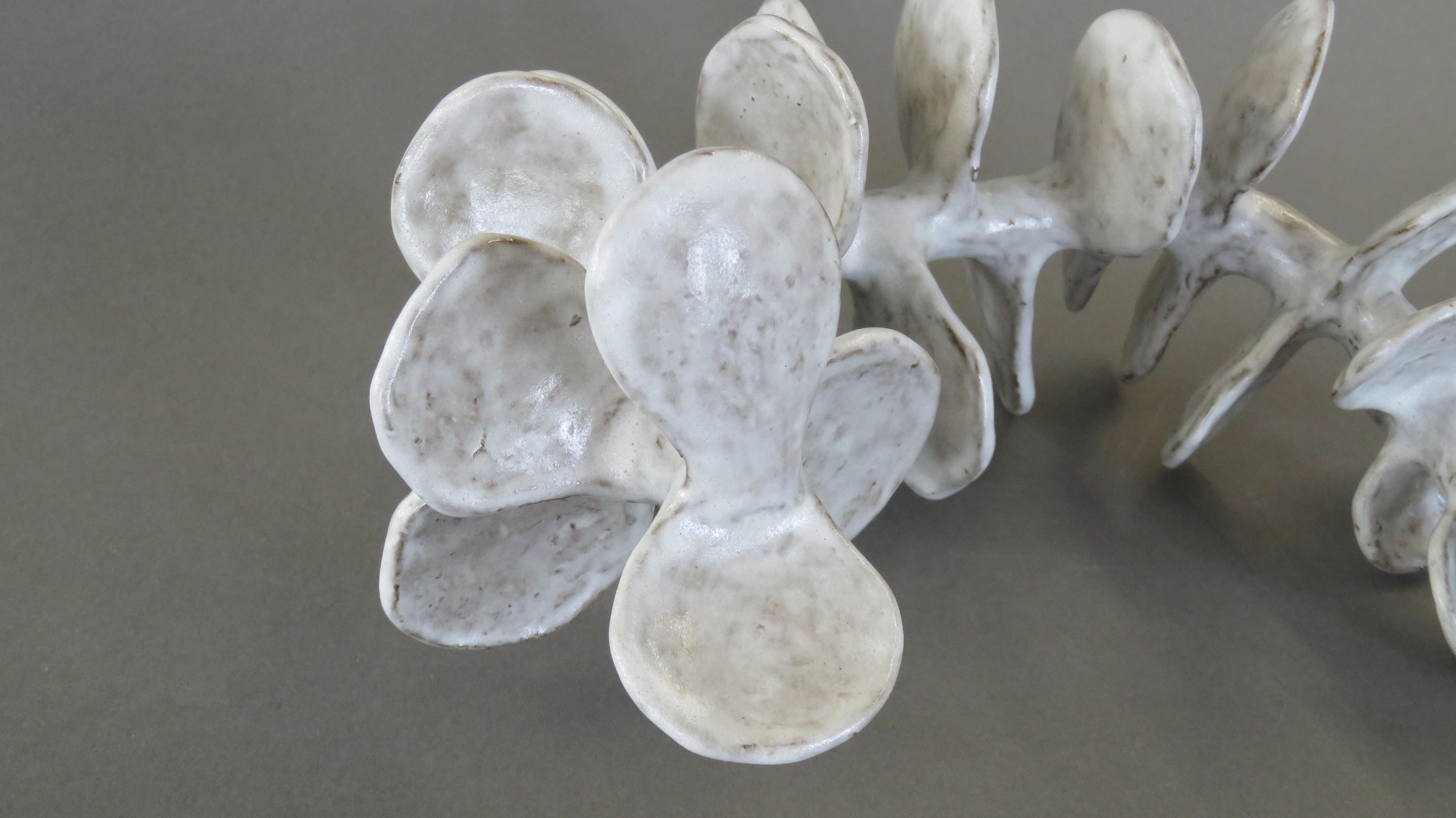 Handgefertigte Keramik-Skulptur:: Liegende Skelett-Wirbelsäule in gesprenkeltem Weiß 8