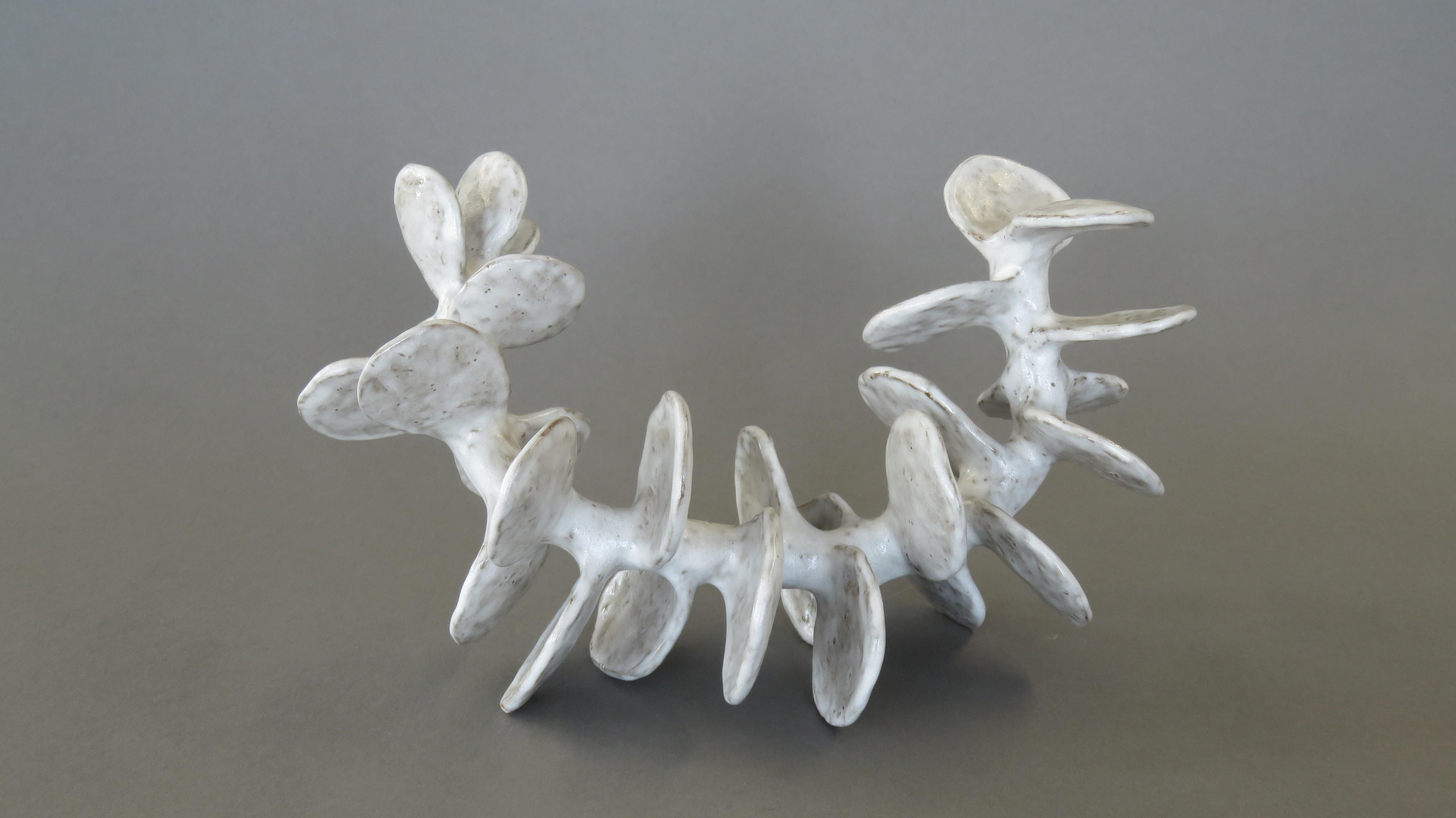 Handgefertigte Keramik-Skulptur:: Liegende Skelett-Wirbelsäule in gesprenkeltem Weiß (21. Jahrhundert und zeitgenössisch)