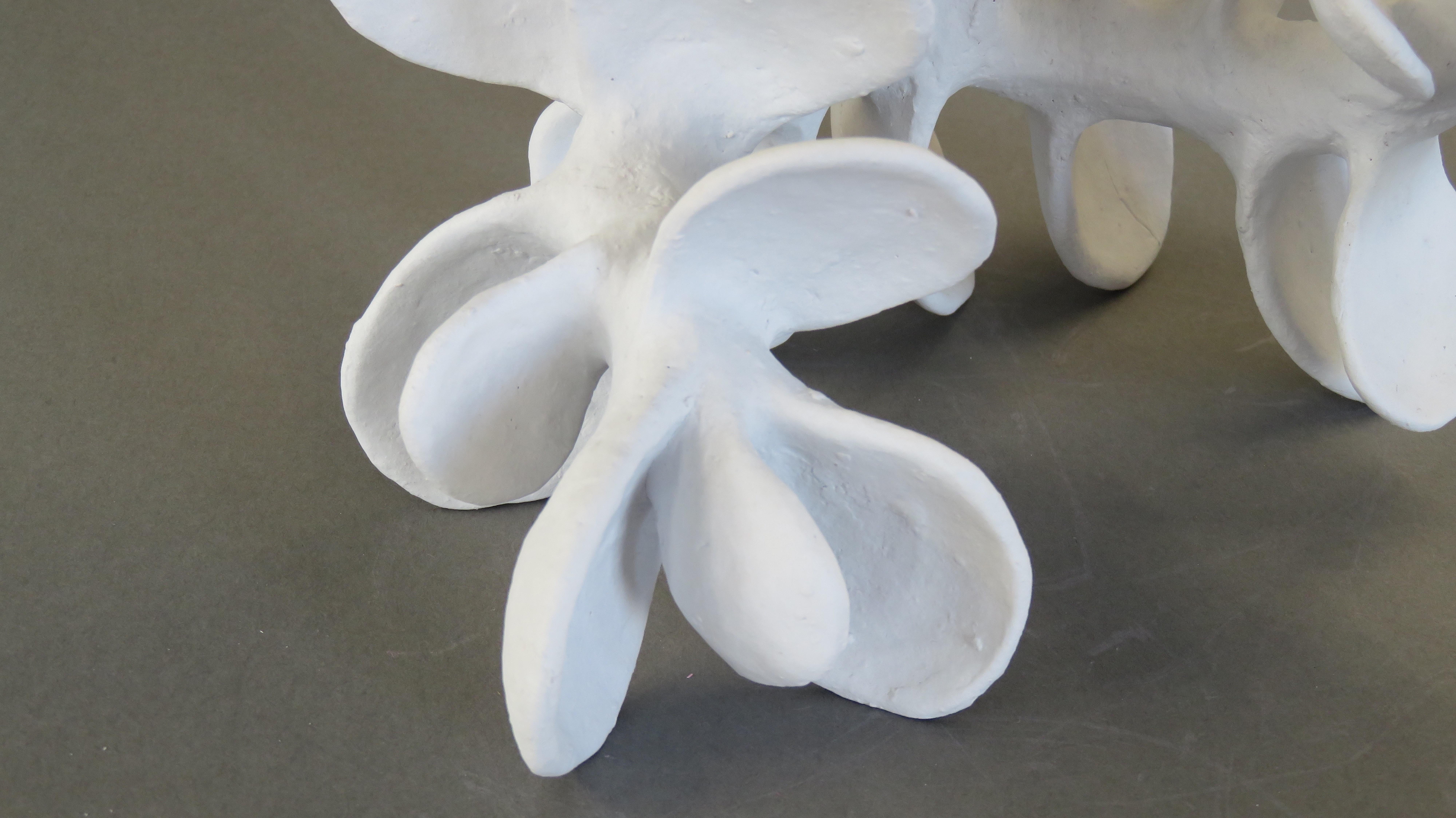 Handgefertigte Keramik-Skulptur:: Wirbel mit puderweißen Blütenblättern 5