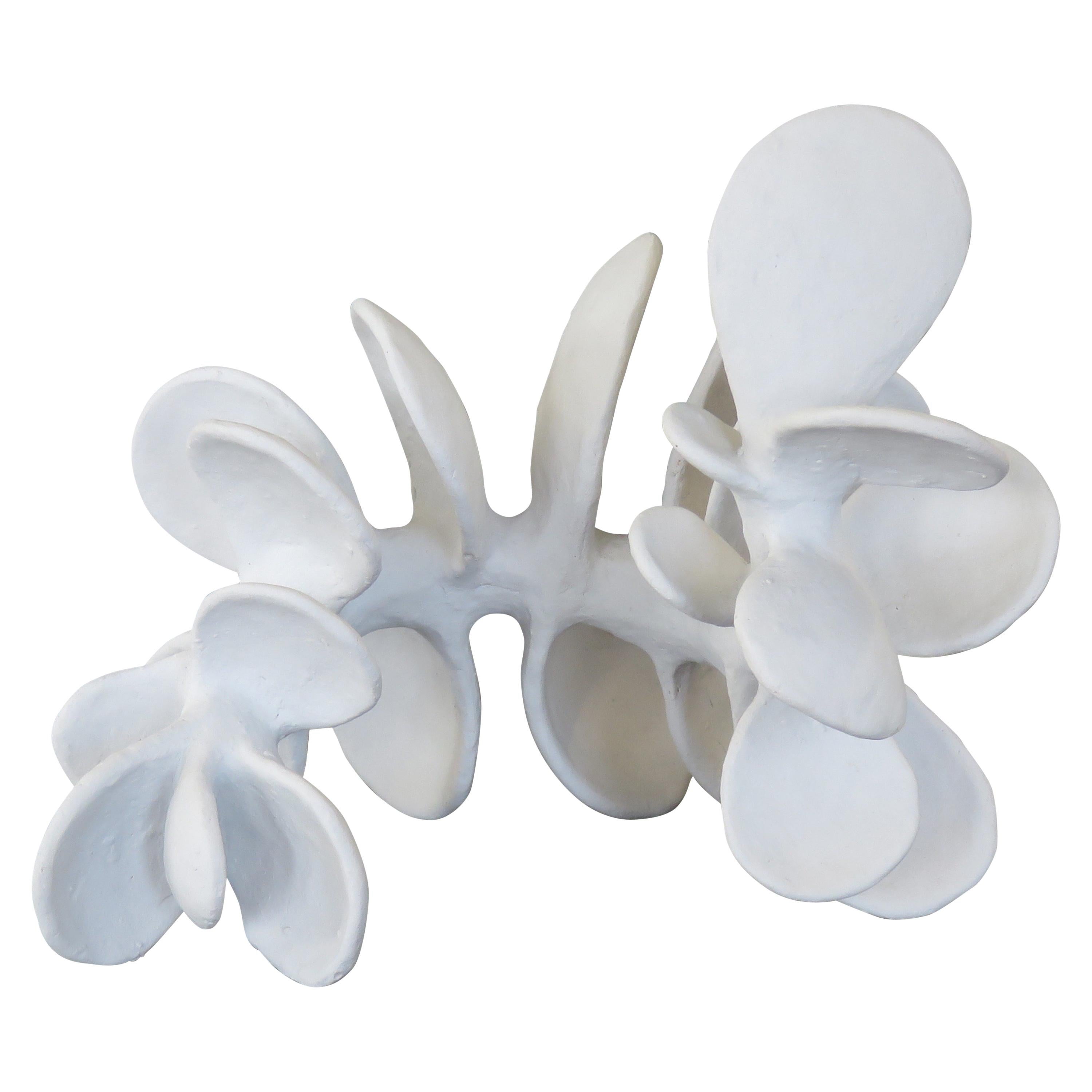 Handgefertigte Keramik-Skulptur:: Wirbel mit puderweißen Blütenblättern