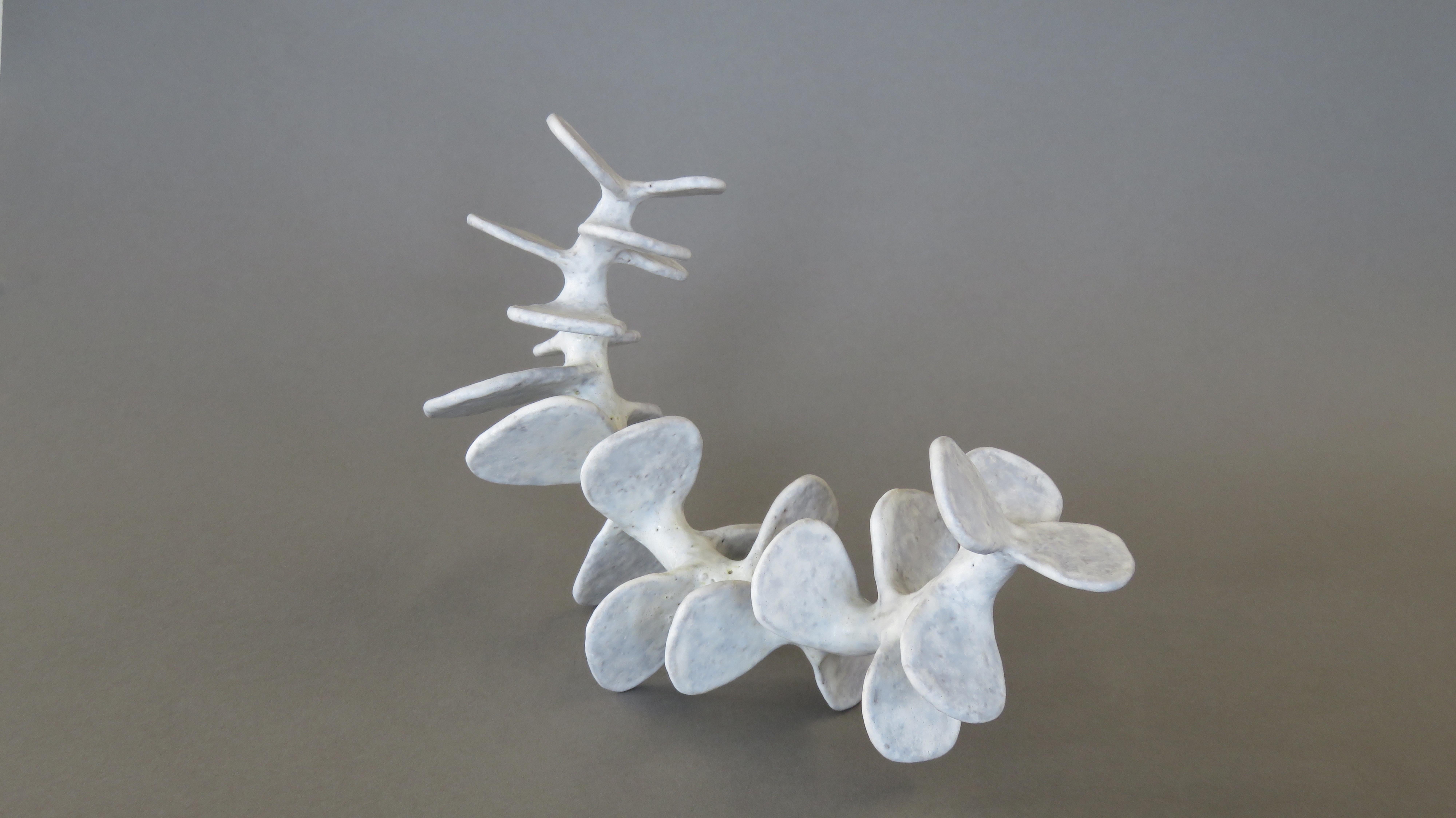 Handgefertigte Keramik-Skulptur:: Stehende Skelett-Wirbelsäule in weicher weißer Glasur 3