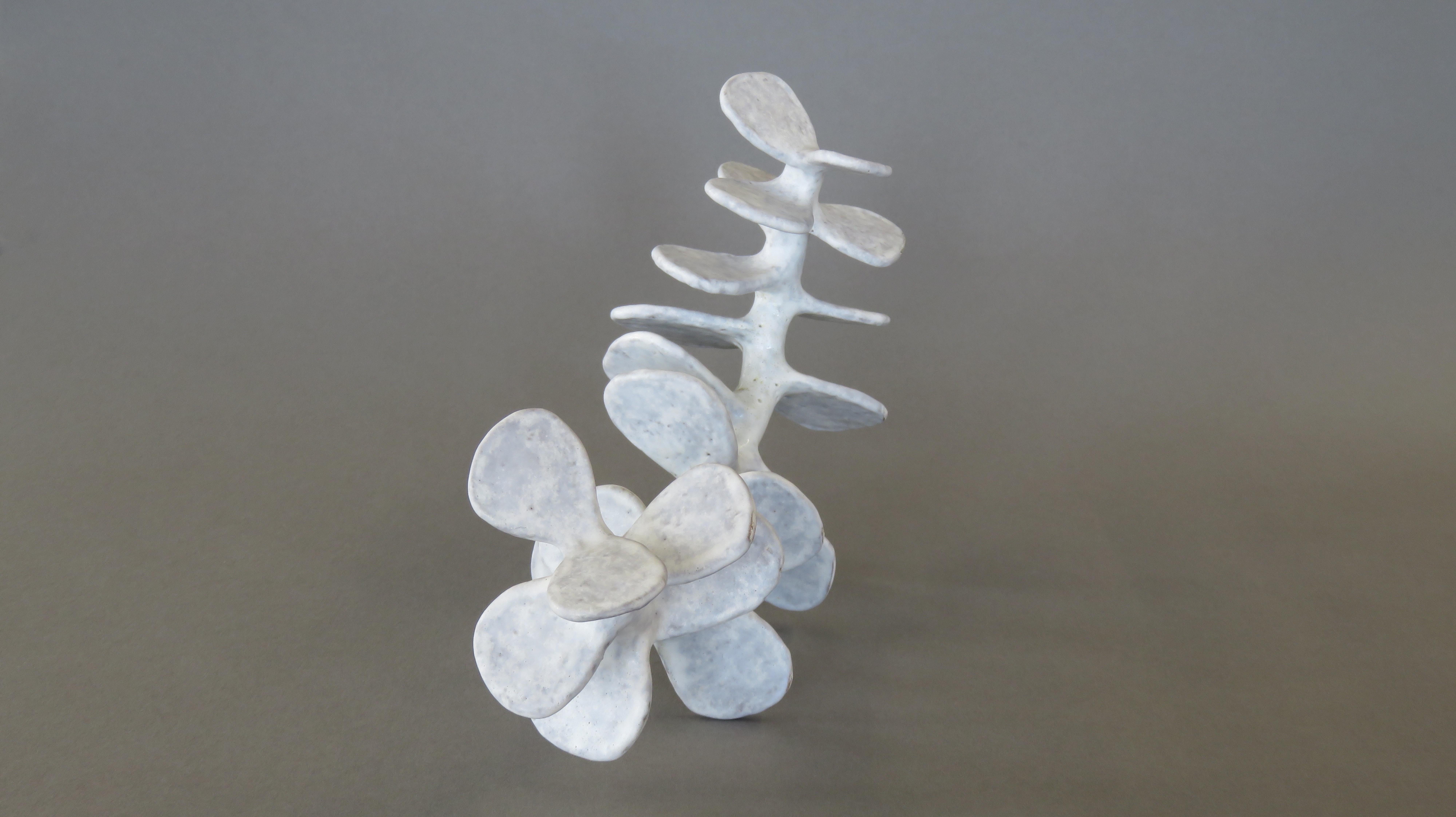Handgefertigte Keramik-Skulptur:: Stehende Skelett-Wirbelsäule in weicher weißer Glasur 4