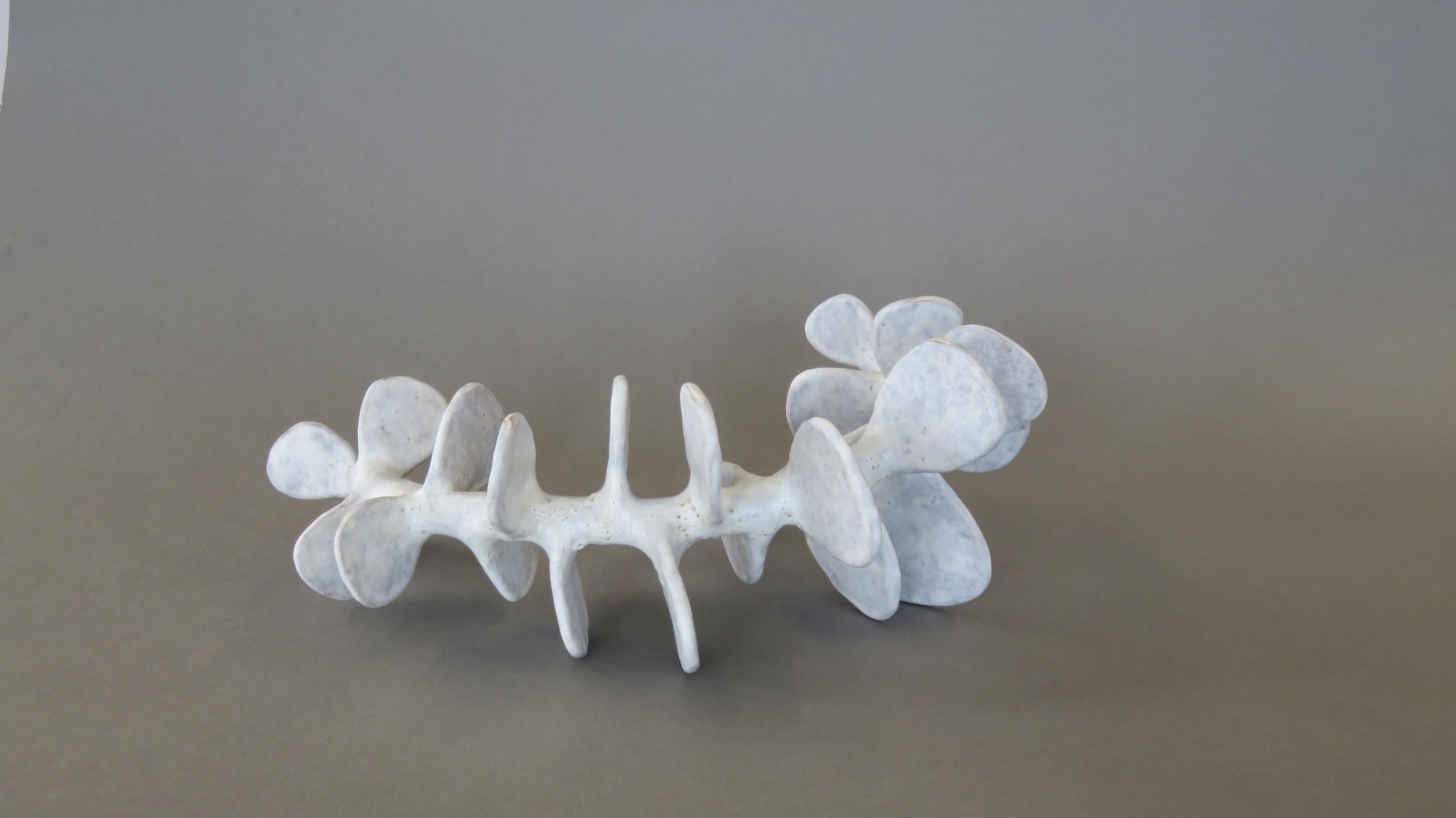 Handgefertigte Keramik-Skulptur:: Stehende Skelett-Wirbelsäule in weicher weißer Glasur 5