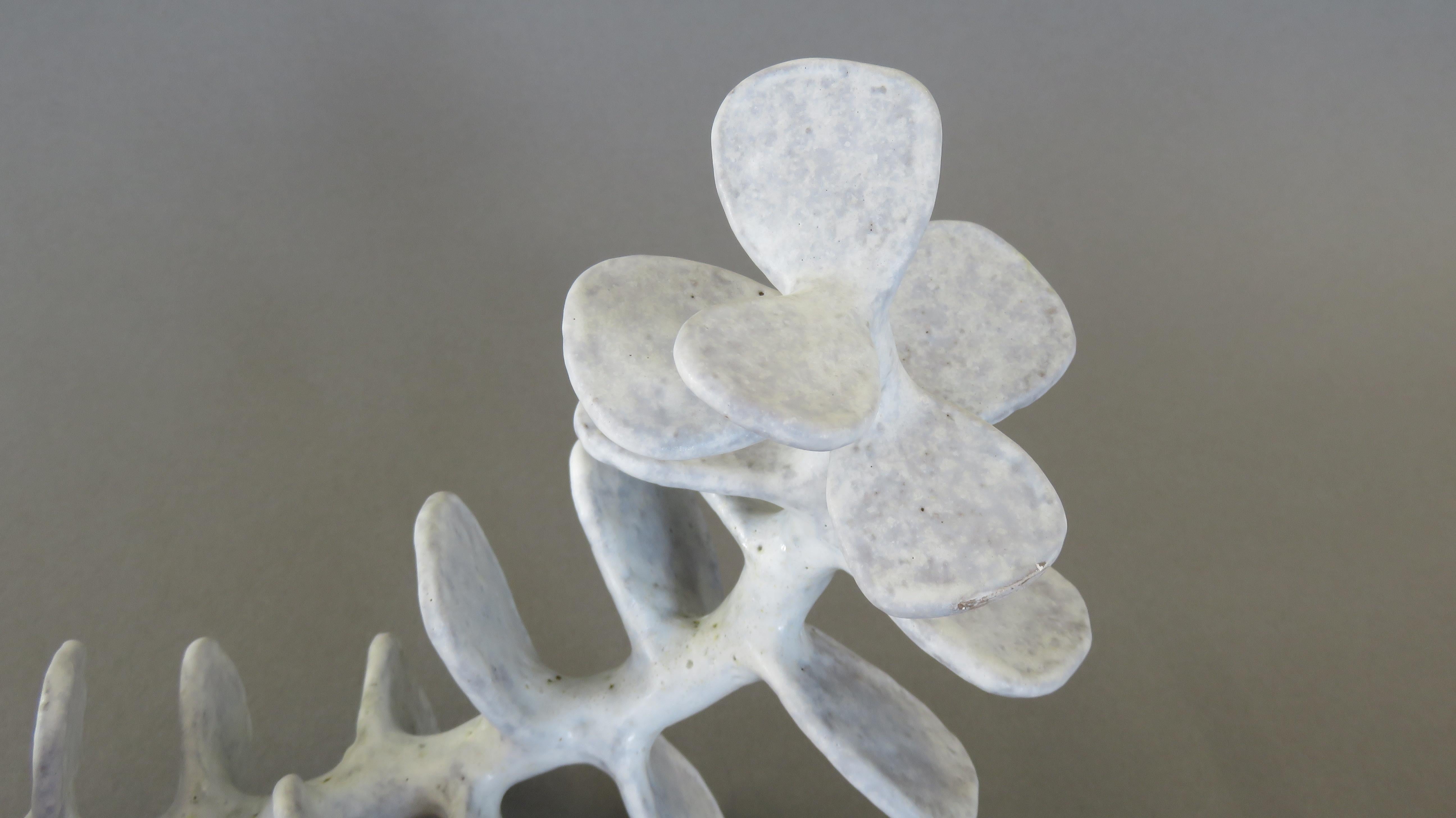 Handgefertigte Keramik-Skulptur:: Stehende Skelett-Wirbelsäule in weicher weißer Glasur 9