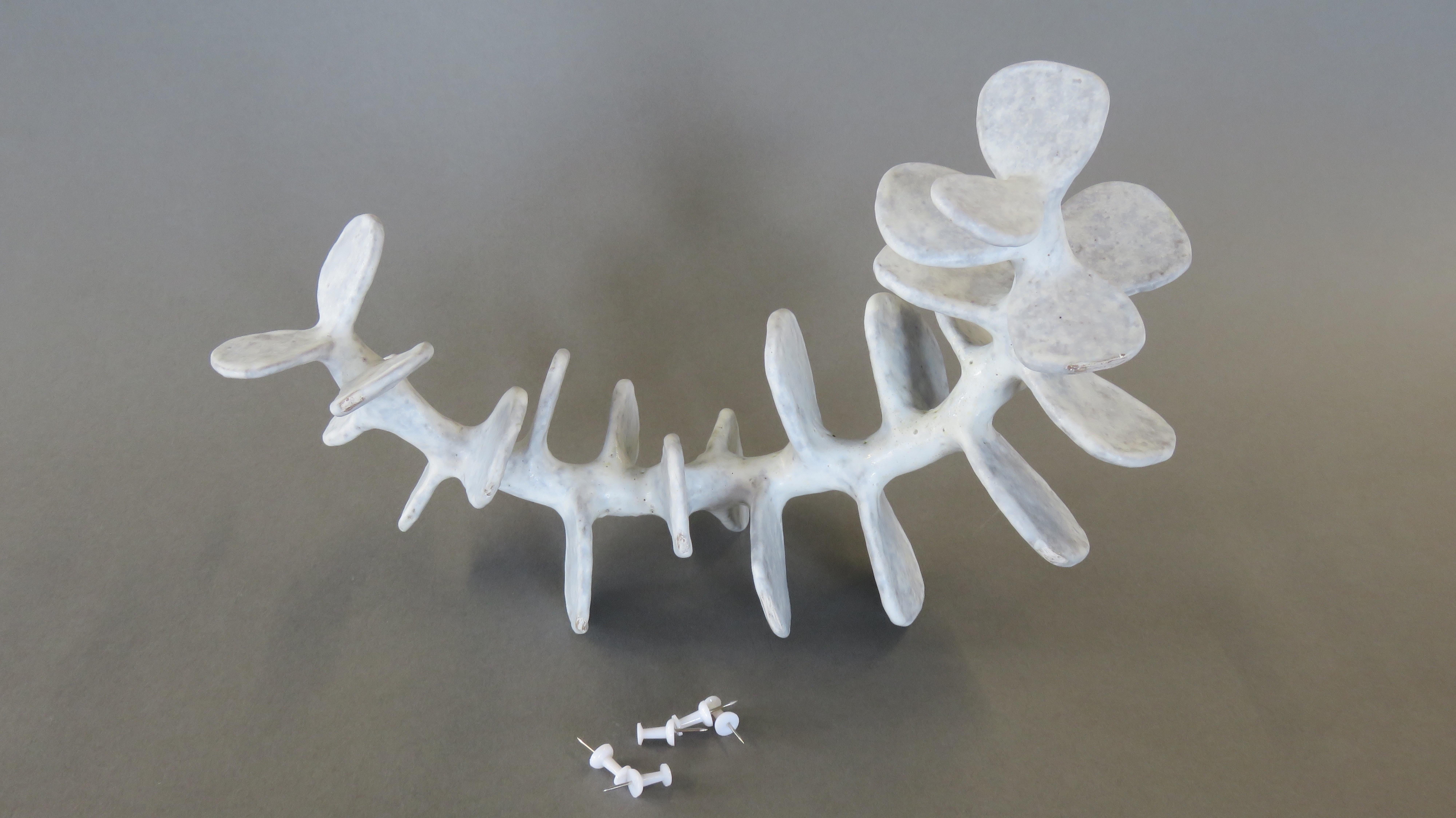 Handgefertigte Keramik-Skulptur:: Stehende Skelett-Wirbelsäule in weicher weißer Glasur 10