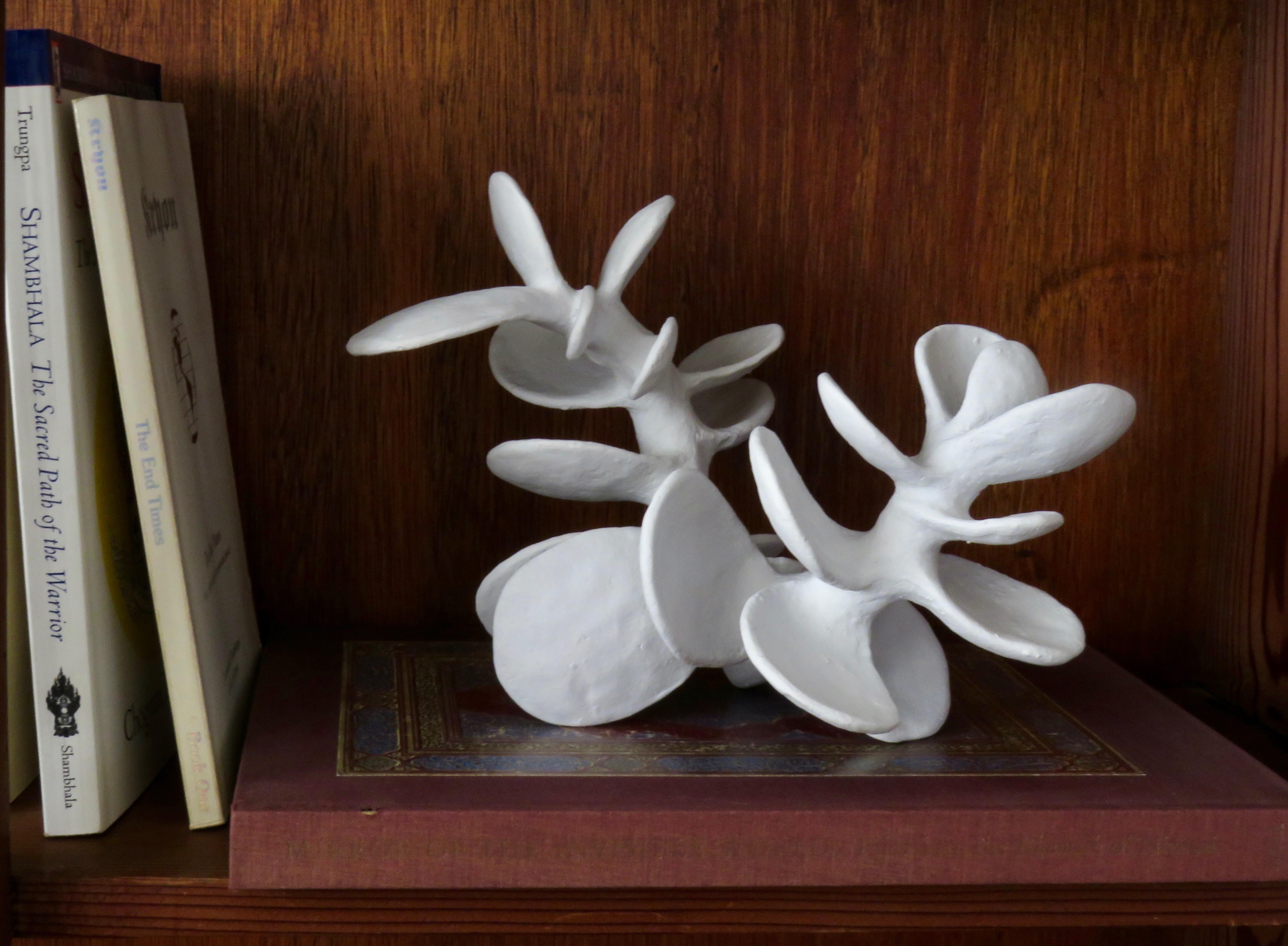 Handgefertigte Keramik-Skulptur:: Wirbel mit puderweißen Blütenblättern 7