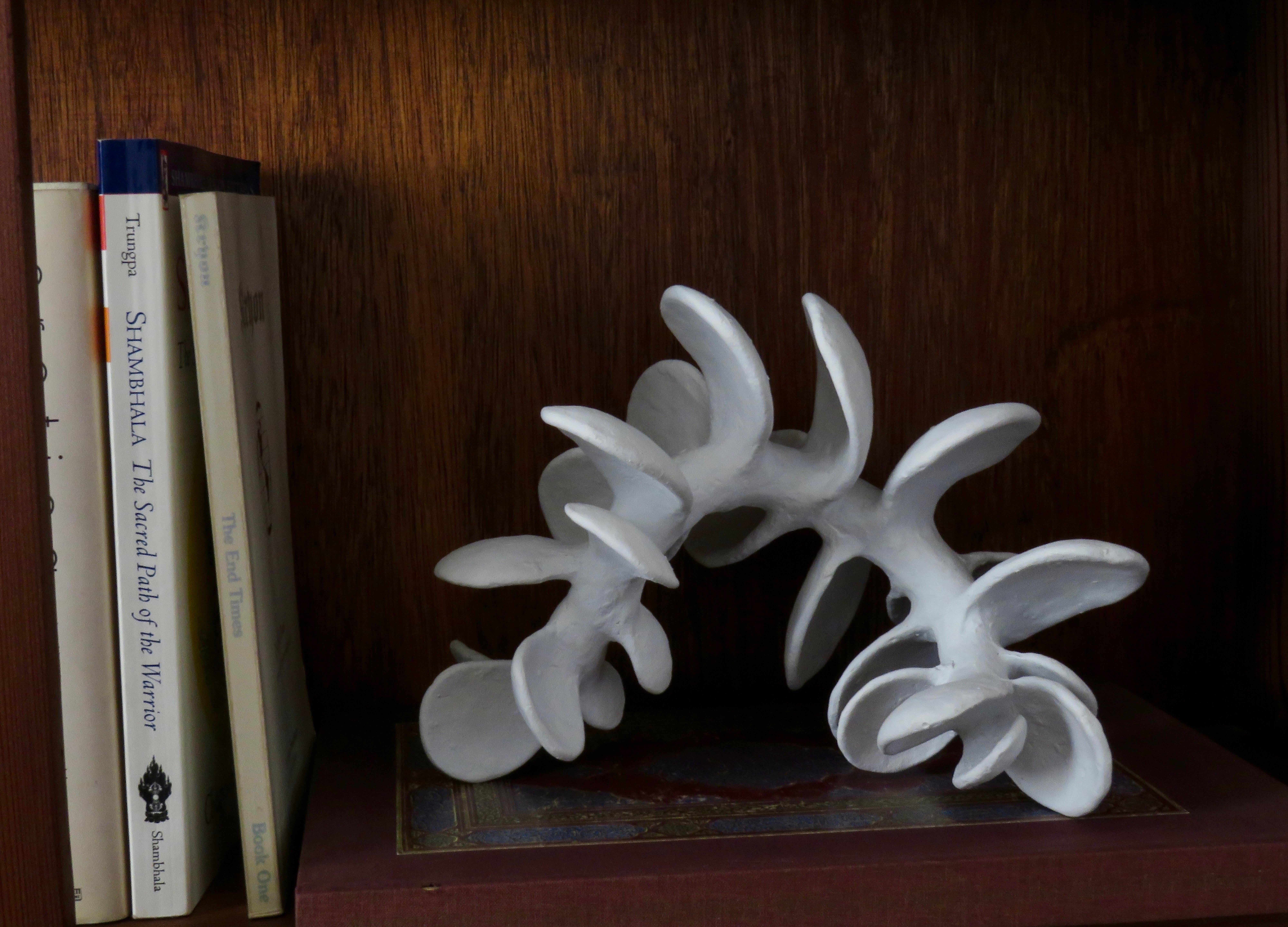 Handgefertigte Keramik-Skulptur:: Wirbel mit puderweißen Blütenblättern 8