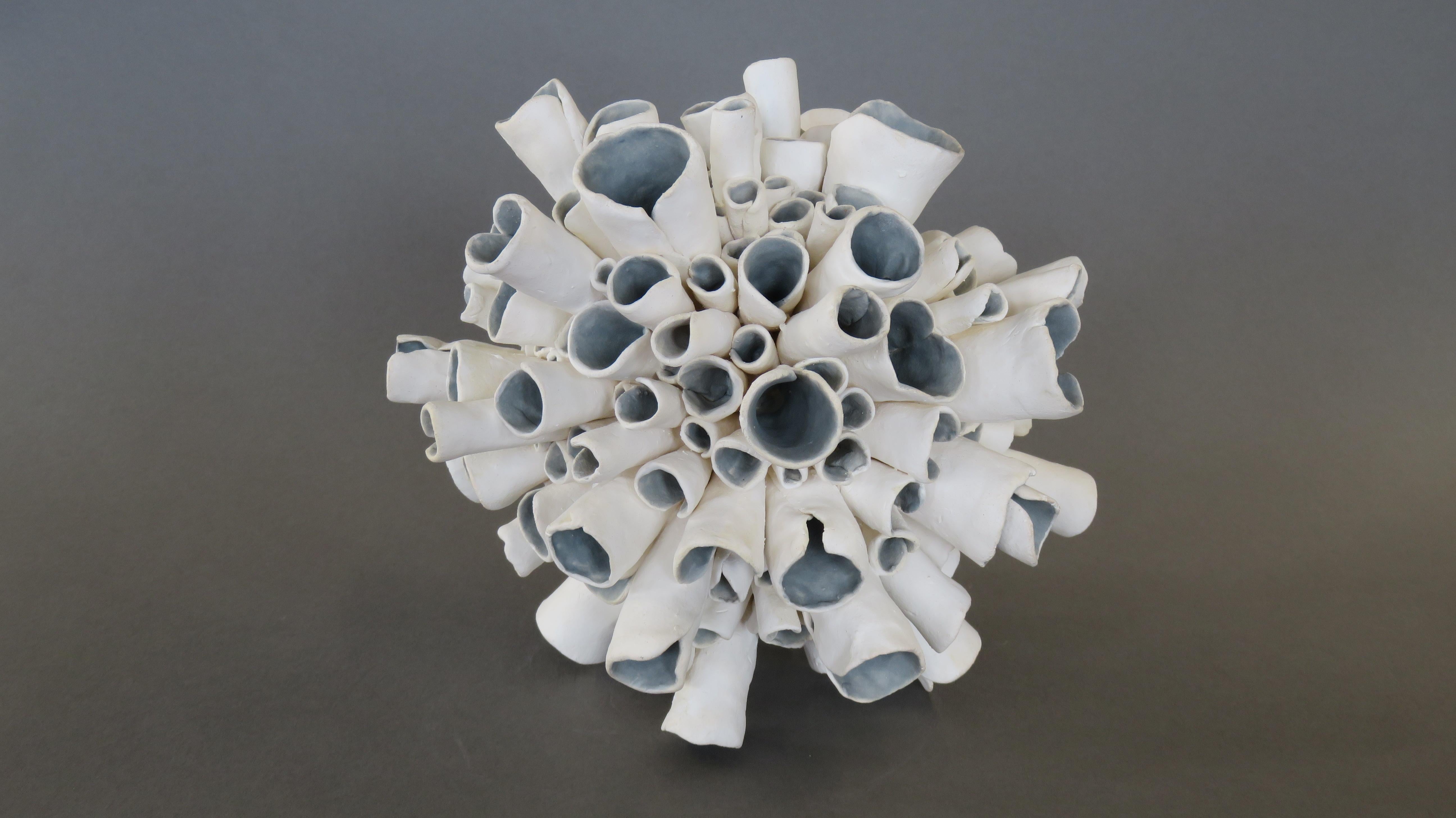 Sculpture en céramique Sphère « Starburst » en blanc naturel avec intérieur bleu/gris en vente 2