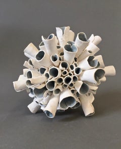 Escultura de Cerámica Esfera "Starburst" en Blanco Natural con Interior Azul/Gris