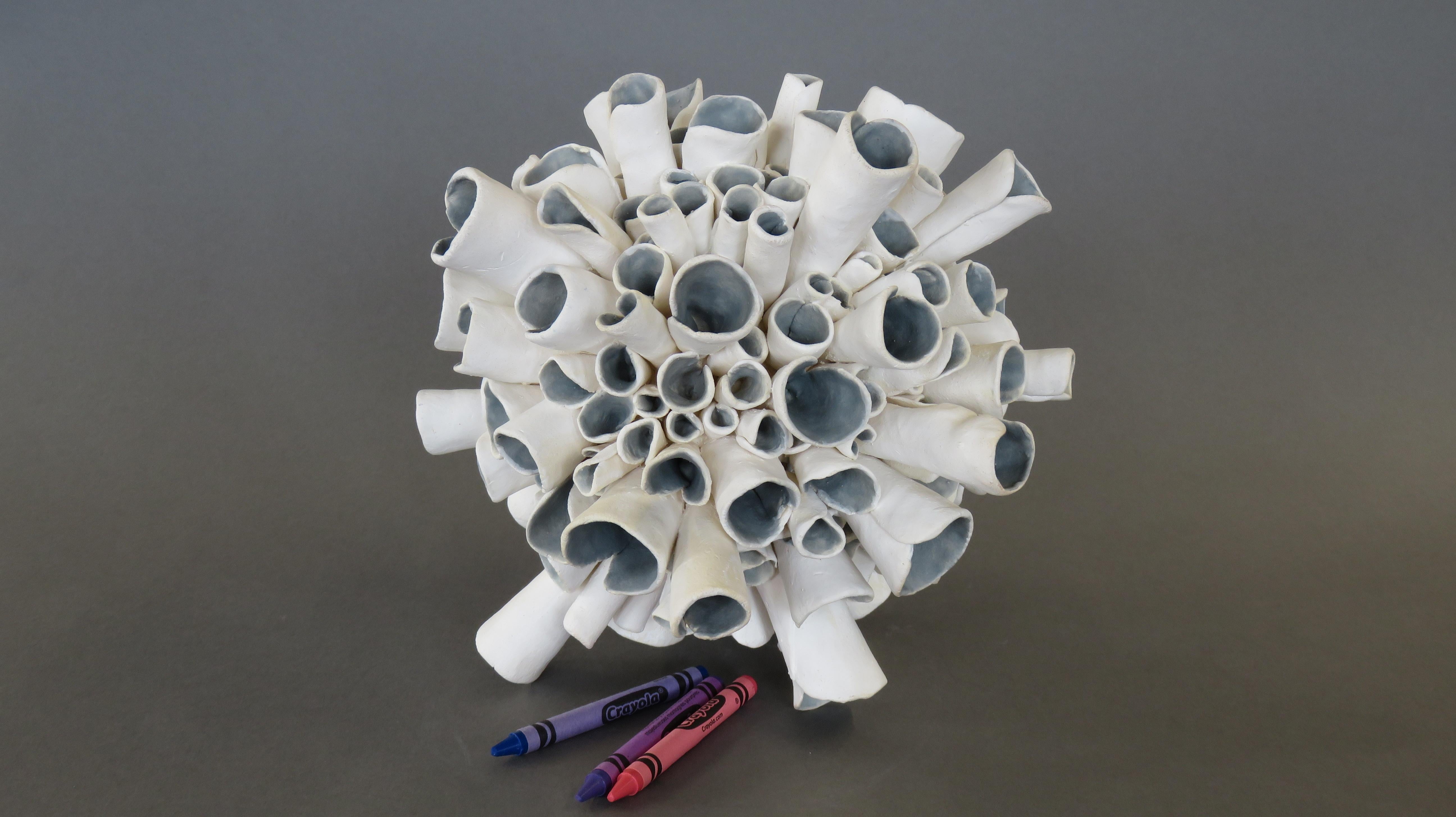 Organique Sculpture en céramique Sphère « Starburst » en blanc naturel avec intérieur bleu/gris en vente