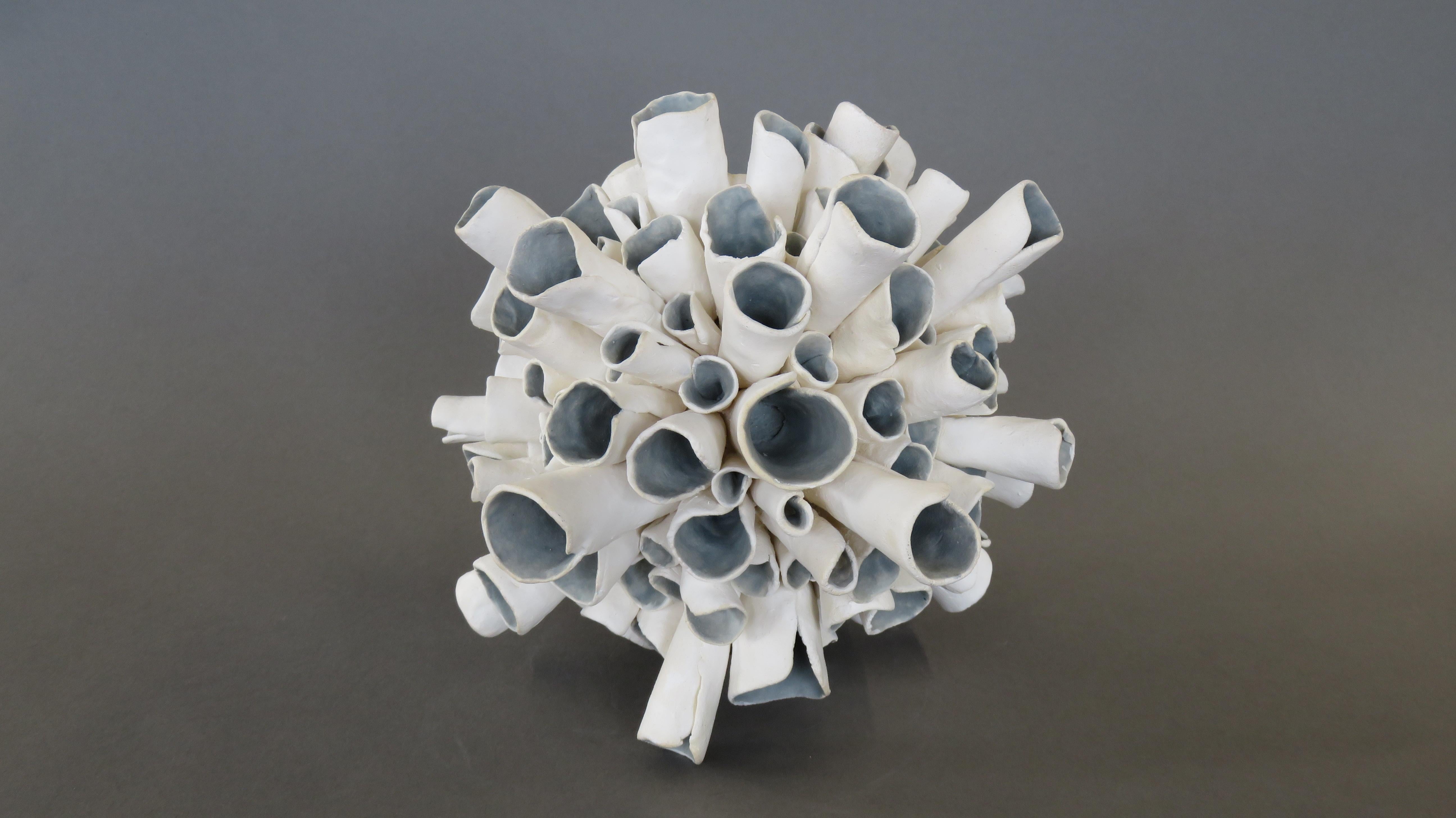 Sculpture en céramique Sphère « Starburst » en blanc naturel avec intérieur bleu/gris Neuf - En vente à New York, NY