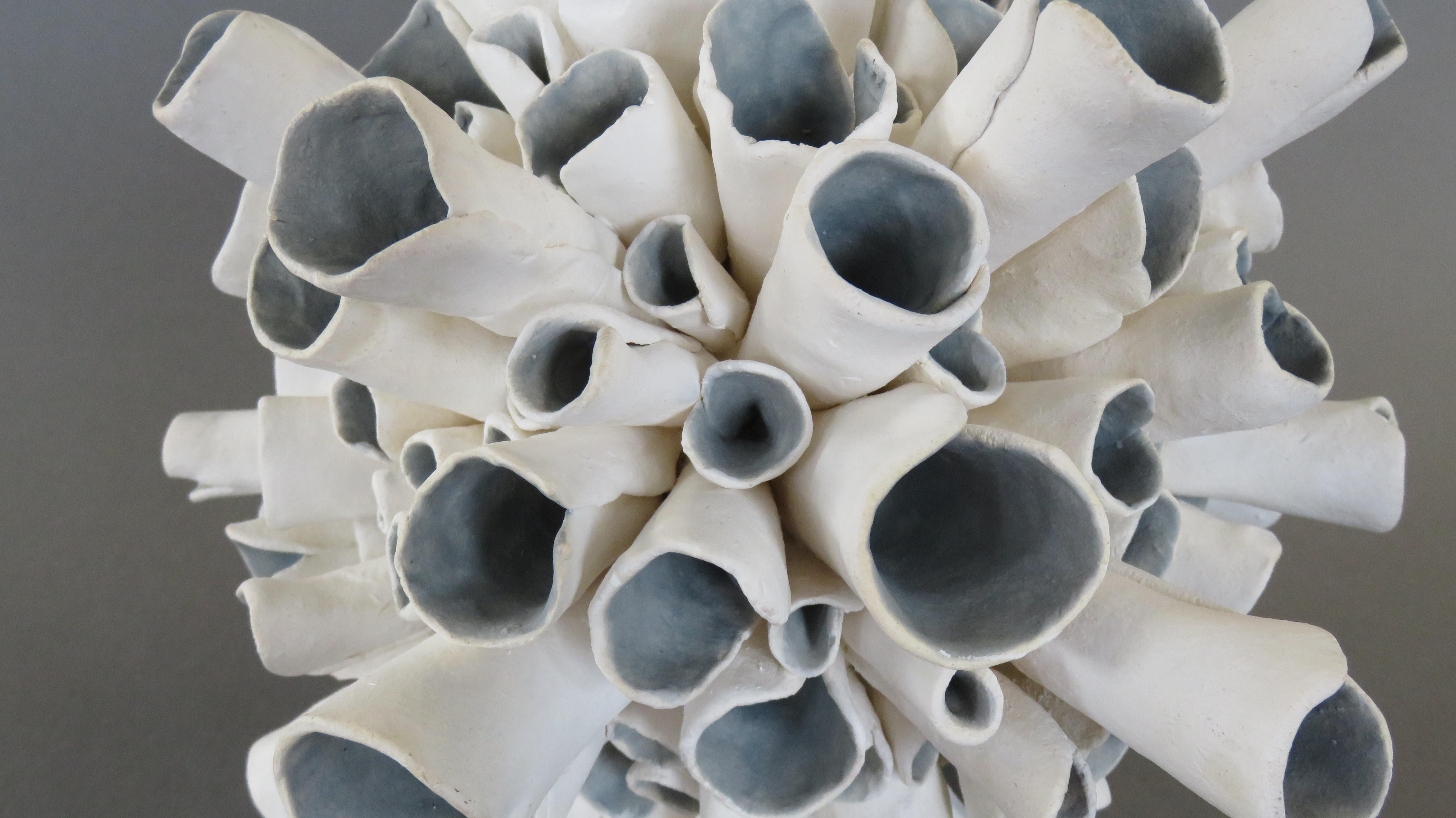 Céramique Sculpture en céramique Sphère « Starburst » en blanc naturel avec intérieur bleu/gris en vente
