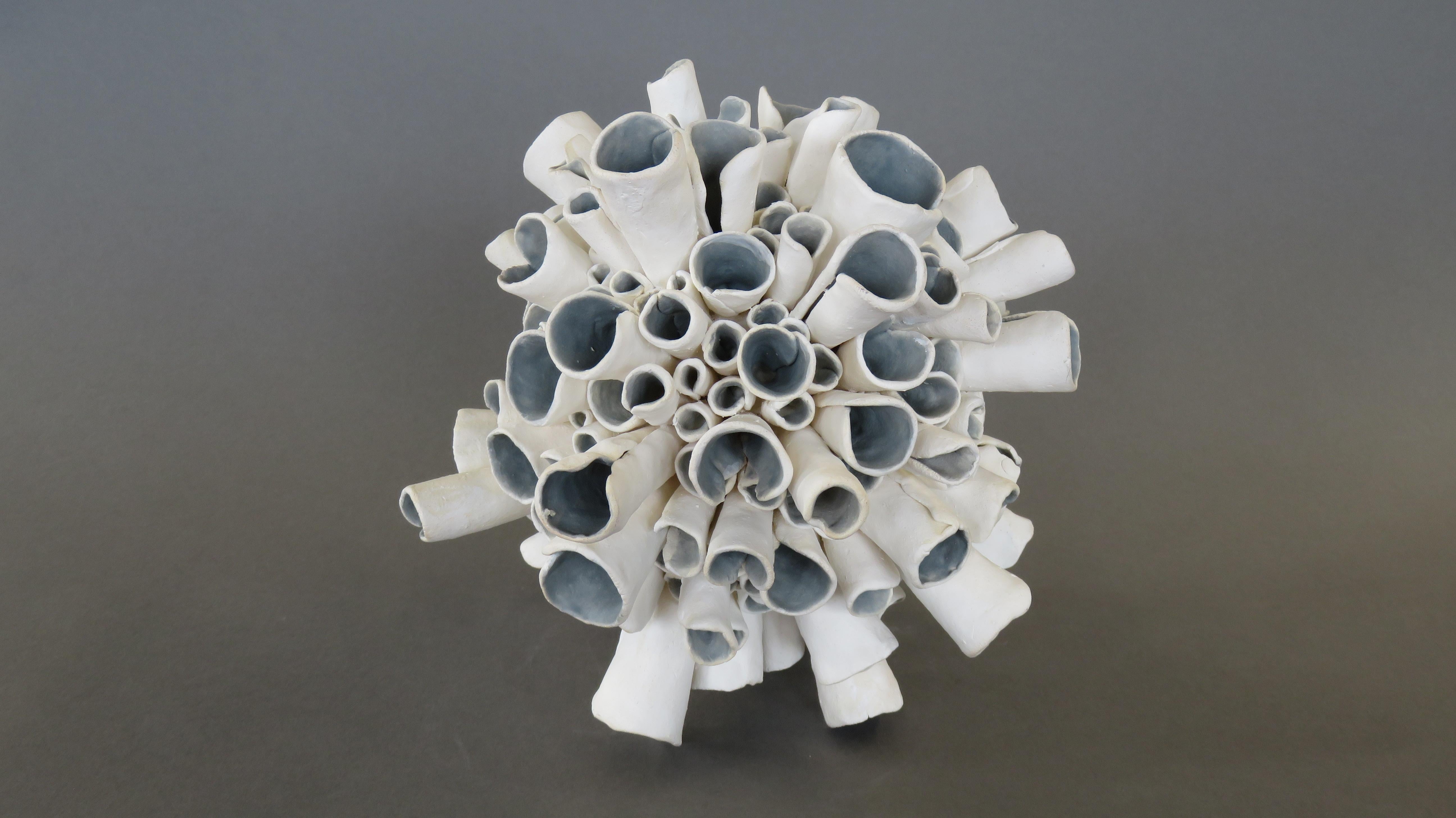 Sculpture en céramique Sphère « Starburst » en blanc naturel avec intérieur bleu/gris en vente 1