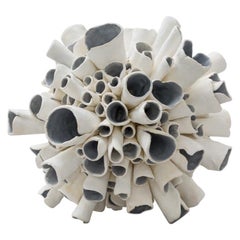 Escultura de Cerámica Esfera "Starburst" en Blanco Natural con Interior Azul/Gris