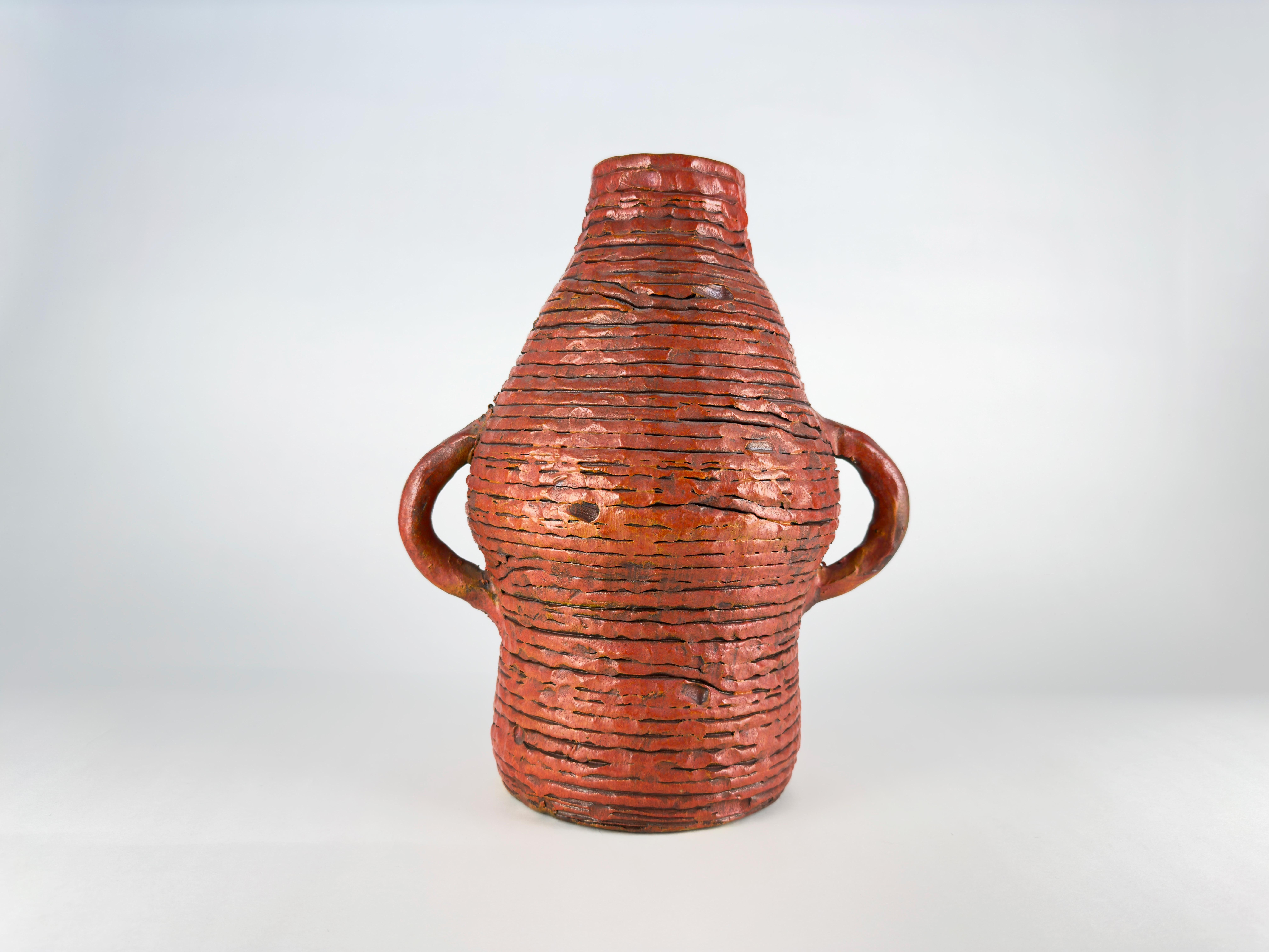 Handgefertigtes Coil-Gefäß mit matter rot-oranger Glasur. Einzigartige und unregelmäßige Struktur mit Details, die den Charakter des Hauses unterstreichen. 

Versand aus Orange, Kalifornien.