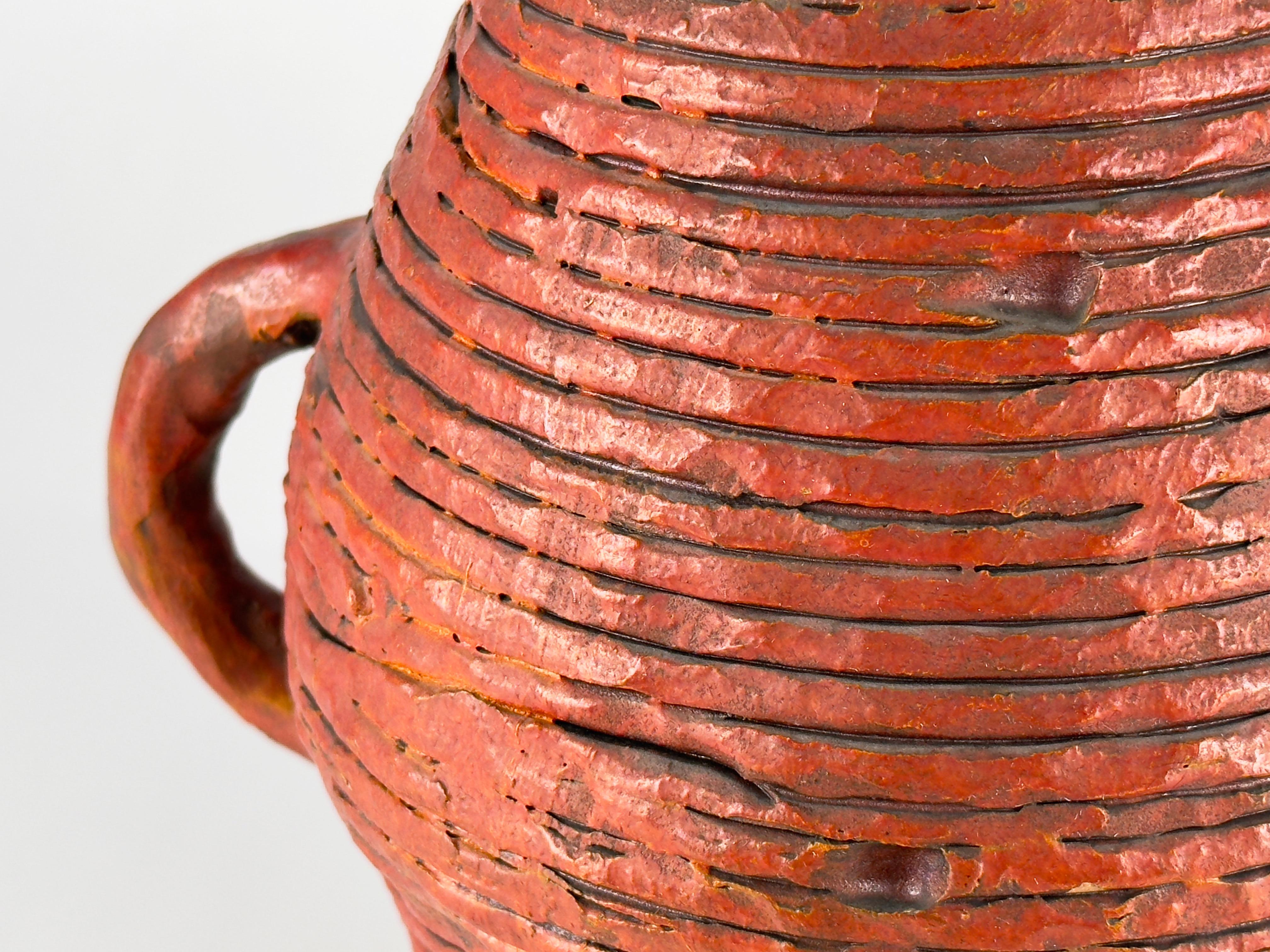 Handgefertigtes Coil-Gefäß in mattem Rot-Orange-Glasur (Glasiert) im Angebot