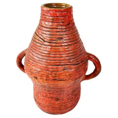 Vaso a spirale costruito a mano con smalto rosso arancio opaco