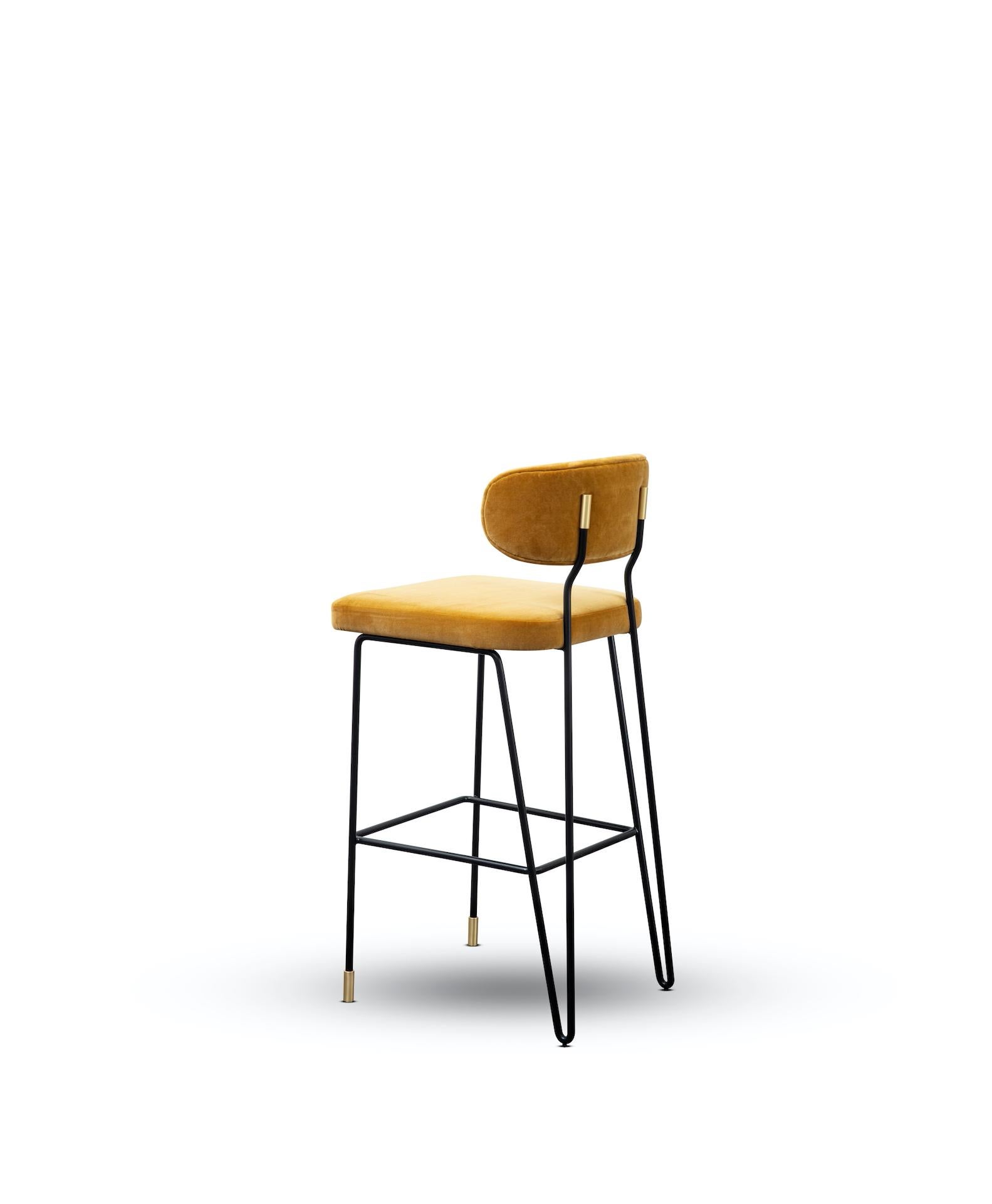 This contemporary stool is a timeless and understated luxury piece. Constructed with lacquered iron frame and fine Siége Velvet. The brushed brass detailing makes this stool a stylish choice perfect to fit any bar or living room.
Shown in siége