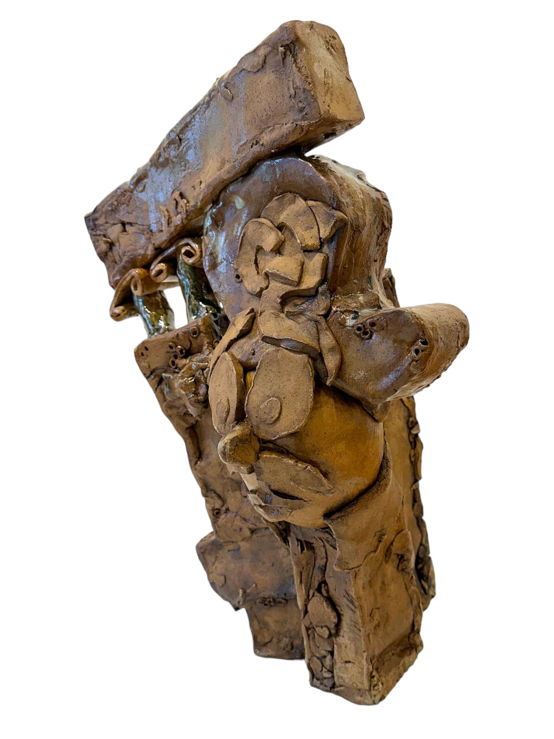 Diese klobige, handgefertigte Skulptur stellt eine Büste von Cap't Crunch inmitten von ionischen Säulen und Brückenträgern dar - eine Ode an den Liebling der Kindheit.  Die Färbung des Steingutes wird durch die grüne, graue und blaue Tropfglasur