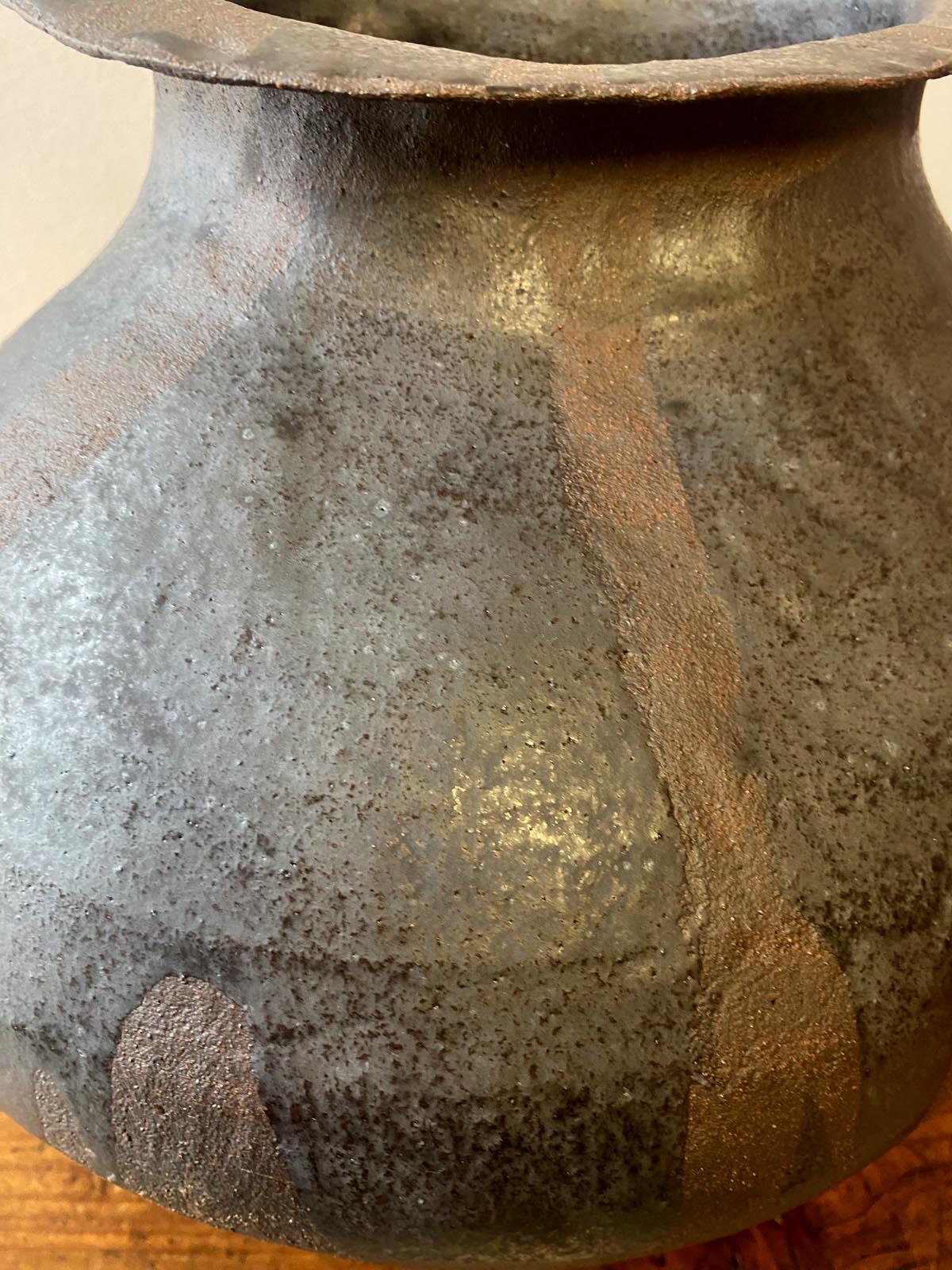 Vase en céramique émaillée fabriqué à la main en vente 4