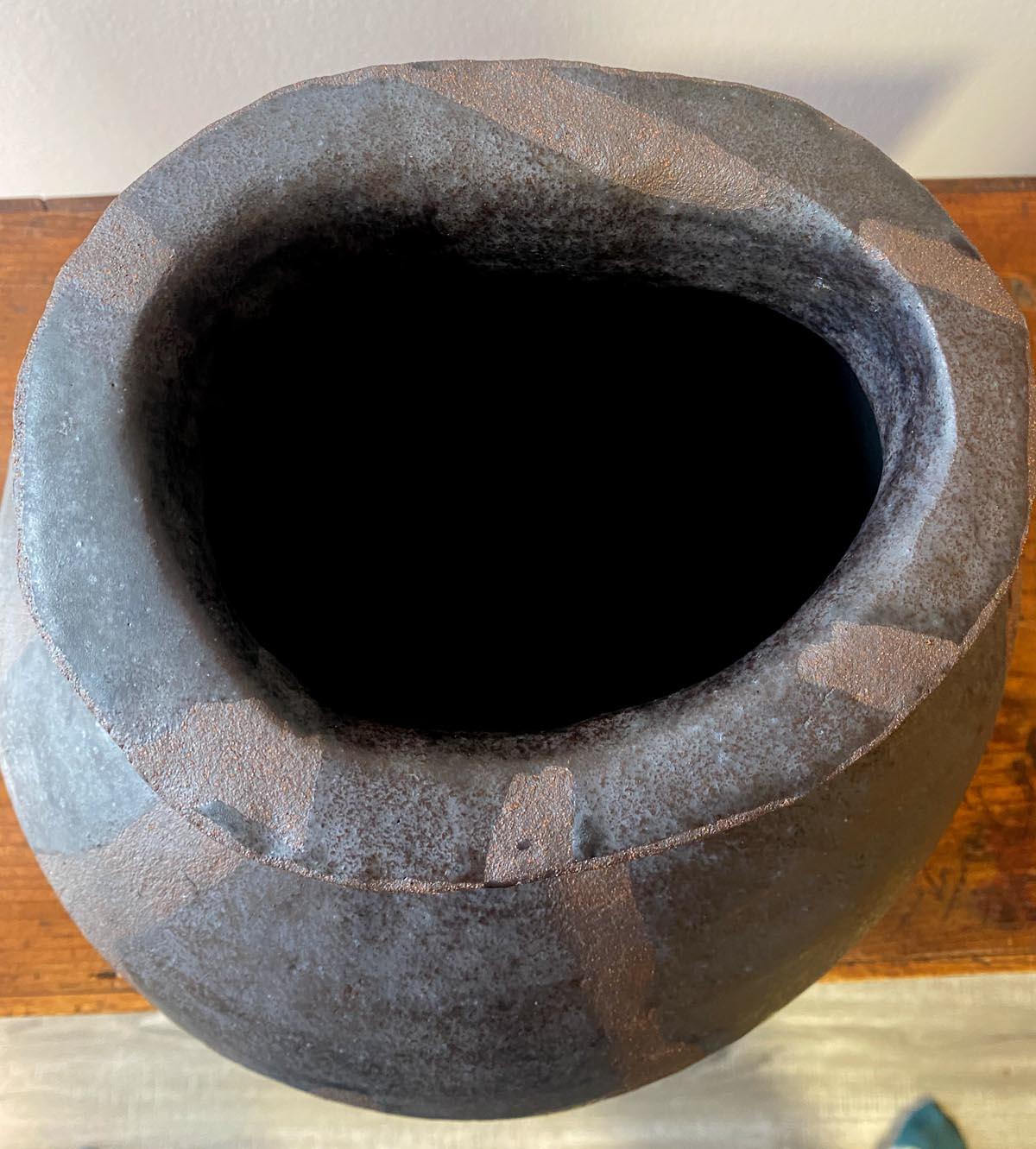 Vase en céramique émaillée fabriqué à la main en vente 2