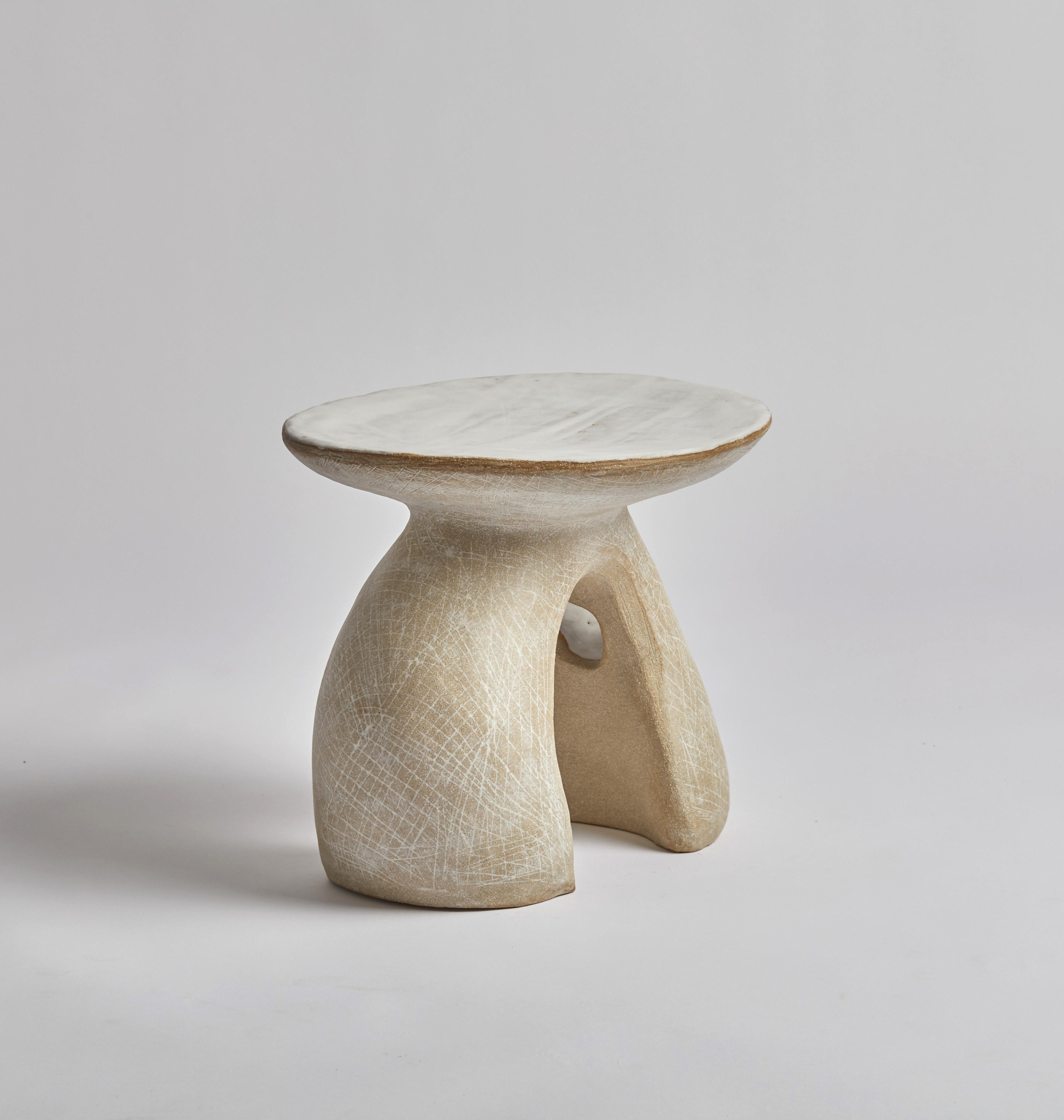 Cette table d'appoint a été fabriquée à la main par son créateur, Kerry Hastings.  Inspirée par des sculpteurs tels que Jean Hans Arp et Barbara Hepworth, Kerry a utilisé un mélange de deux argiles, un grès brun grillé et un grès blanc, pour créer