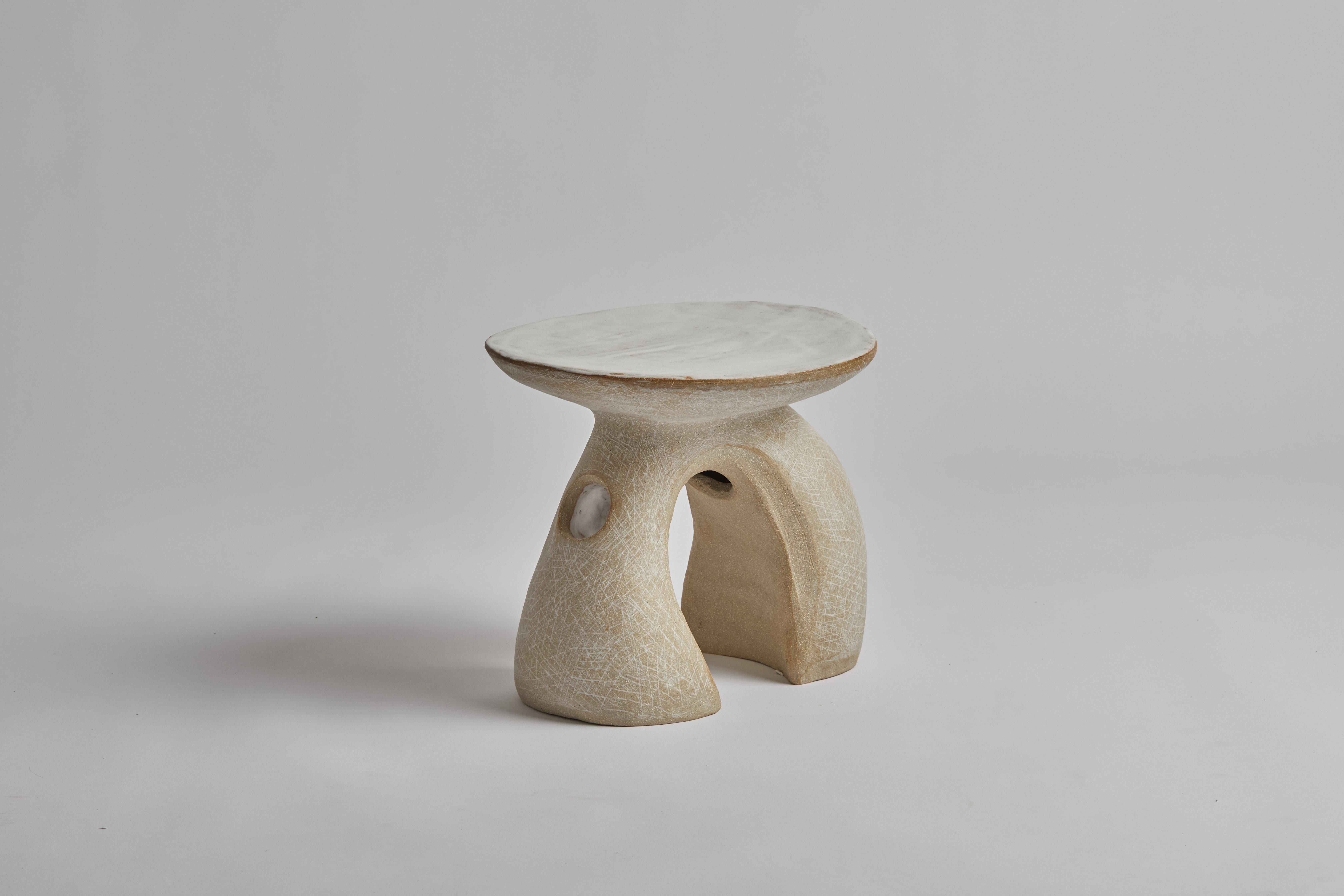 Organique Table d'appoint sculpturale en céramique fabriquée à la main en vente