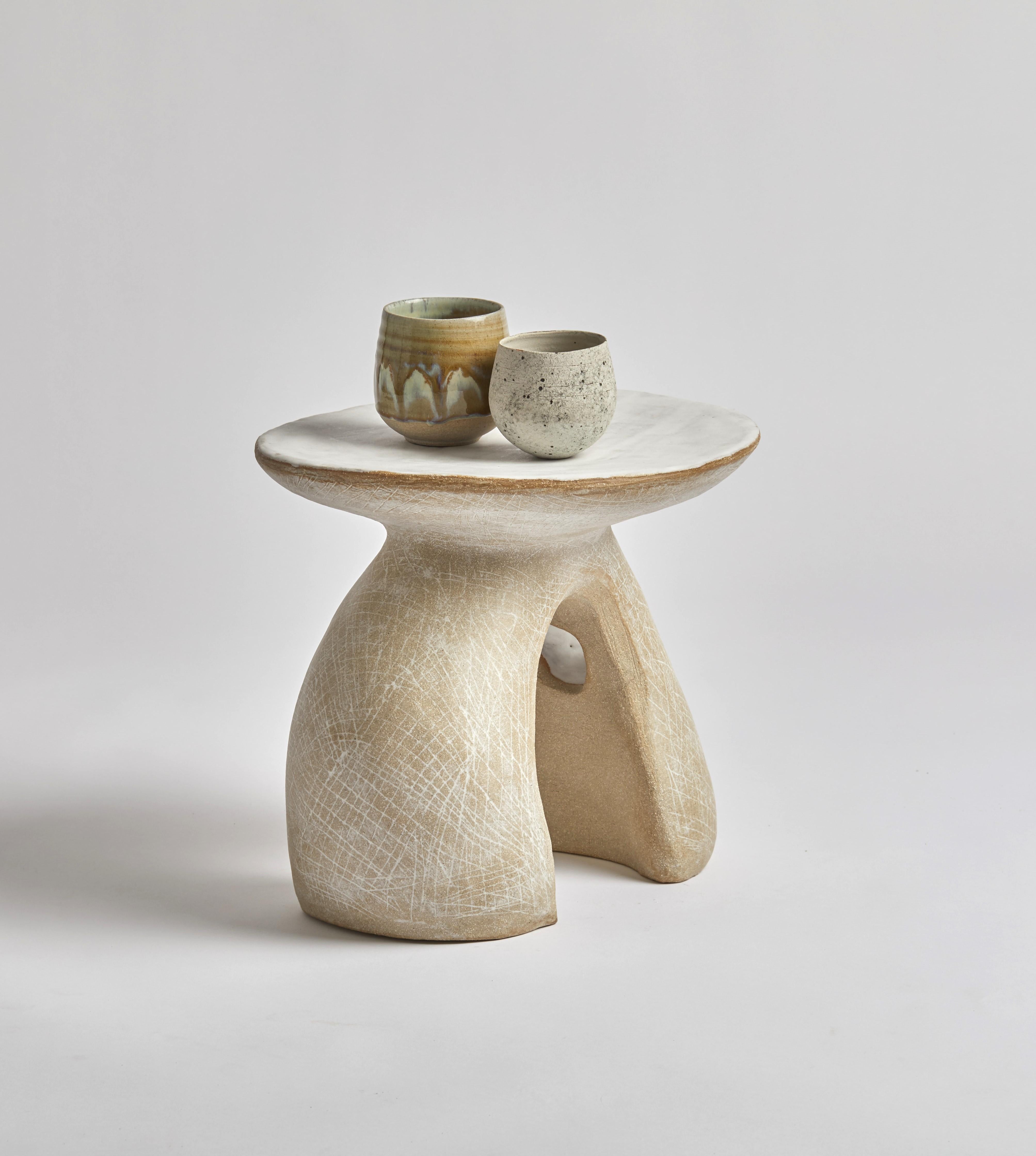 Écossais Table d'appoint sculpturale en céramique fabriquée à la main en vente