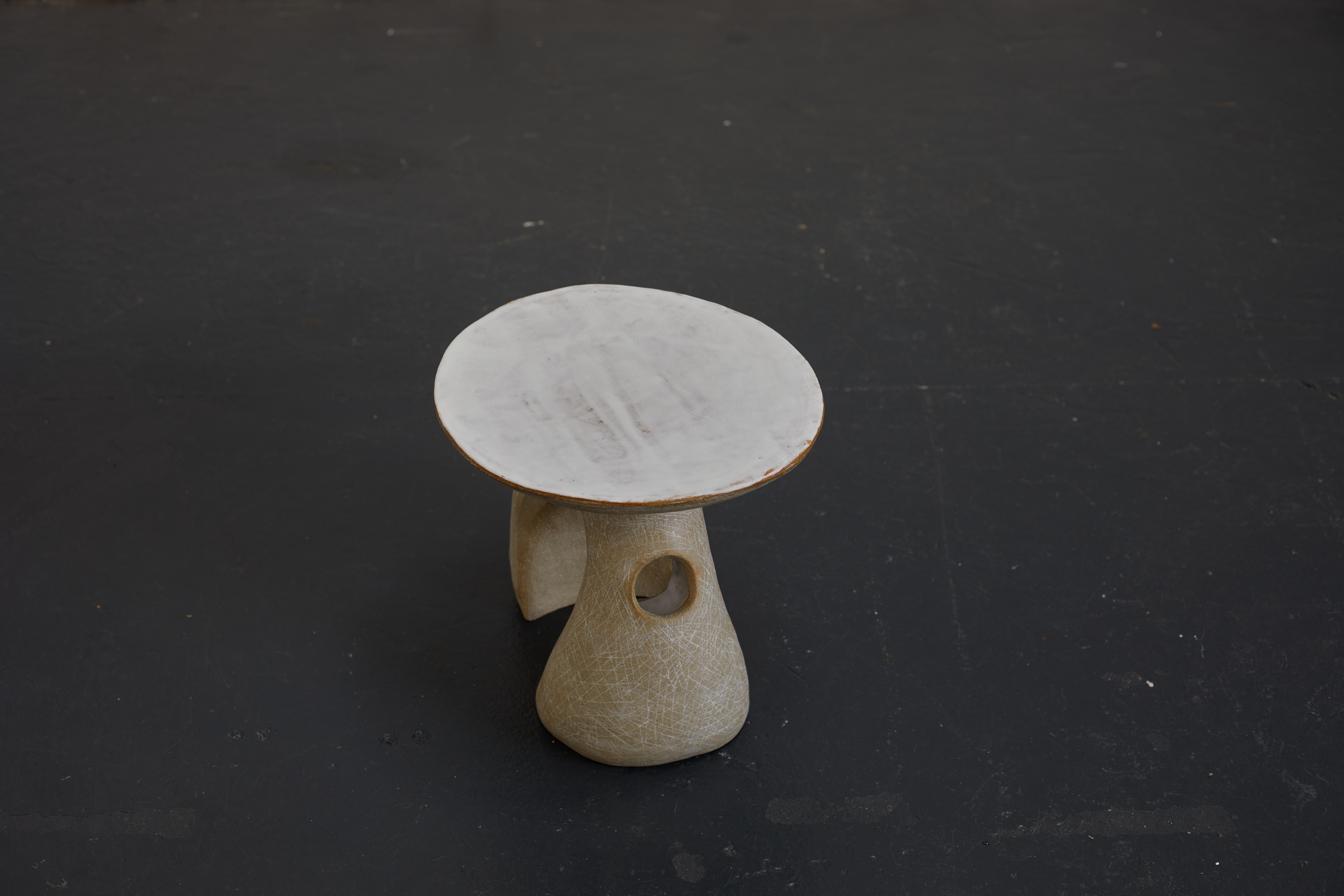 Céramique Table d'appoint sculpturale en céramique fabriquée à la main en vente