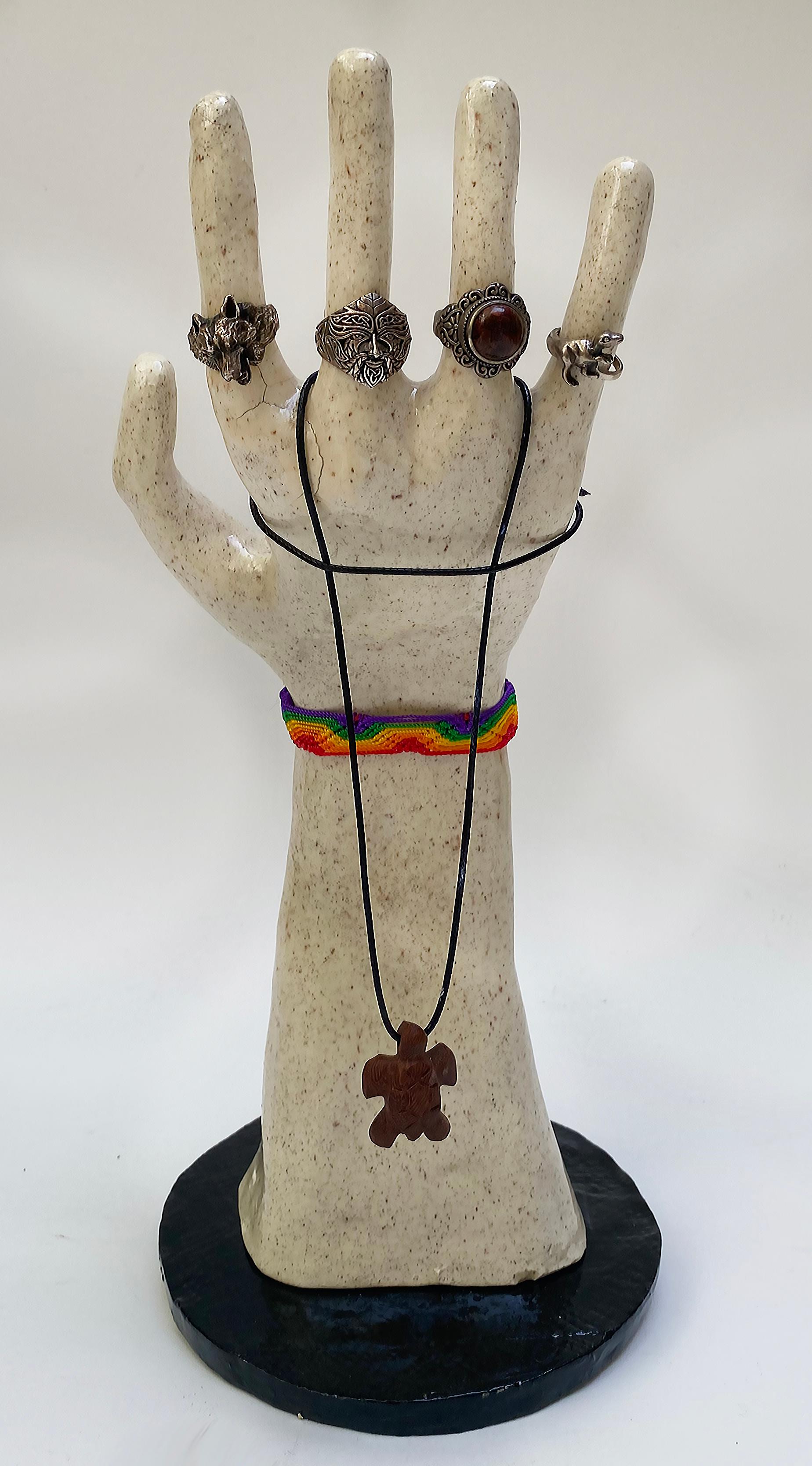 Présentoir de bijoux à main en céramique émaillée sculpturale fait à la main

Nous proposons à la vente une main en céramique fonctionnelle faite à la main, signée et datée par Rexx Fischer. La main est à la fois un objet fonctionnel et sculptural.