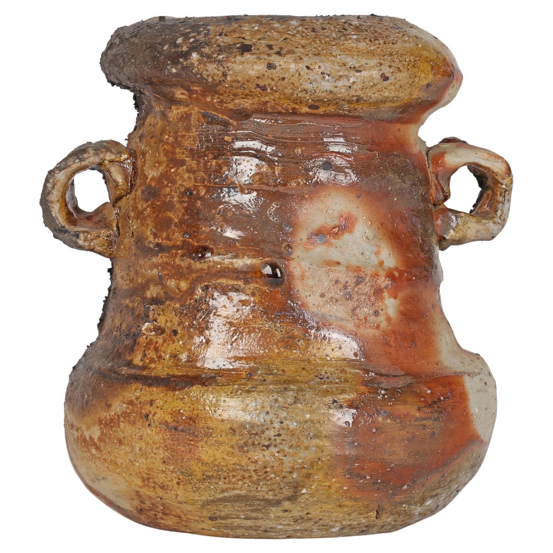 Handgefertigte skulpturale Vase aus Holz mit zwei Henkeln, signiert Studio Pottery