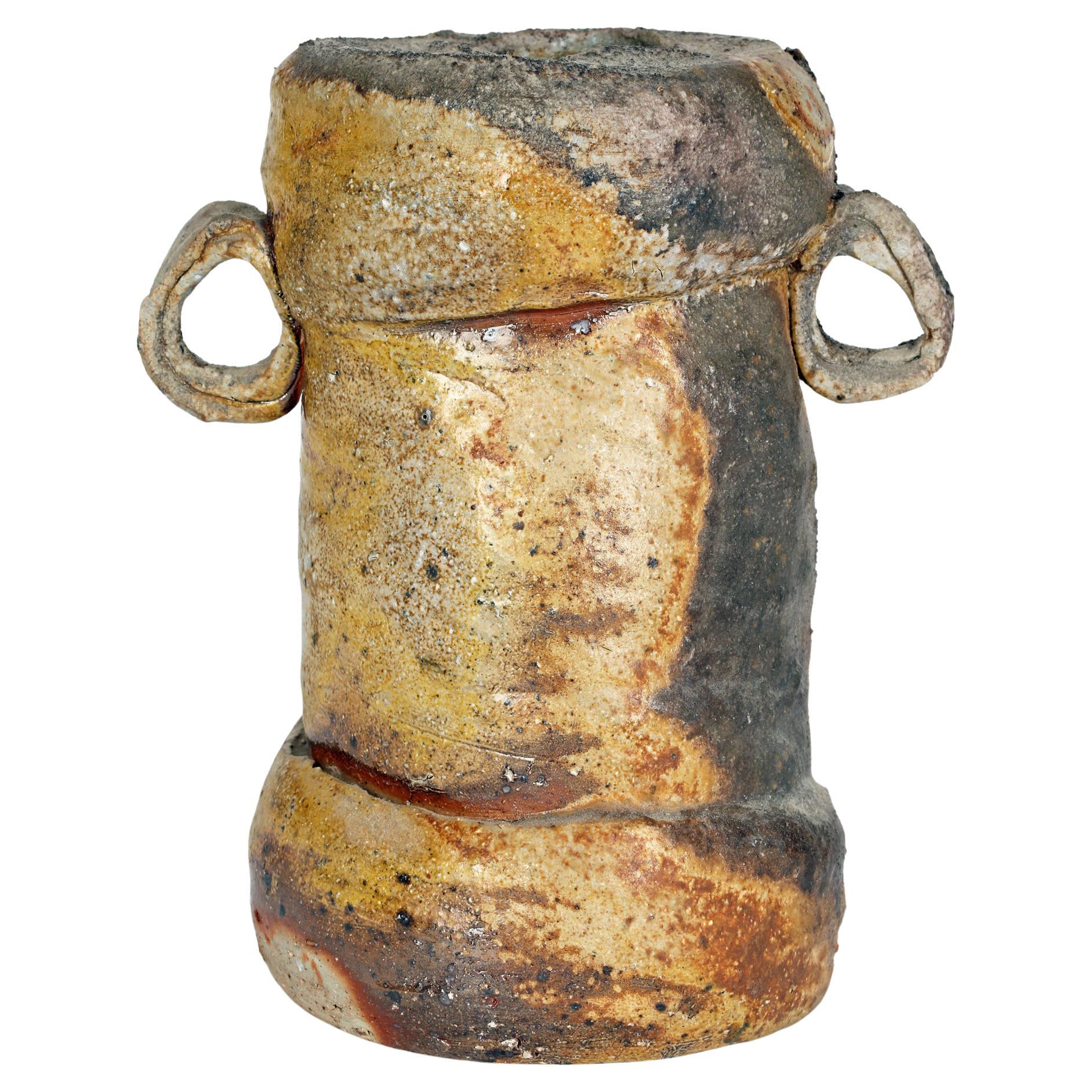 Vase sculptural fabriqué à la main avec deux poignées jumelles, signé Studio Pottery
