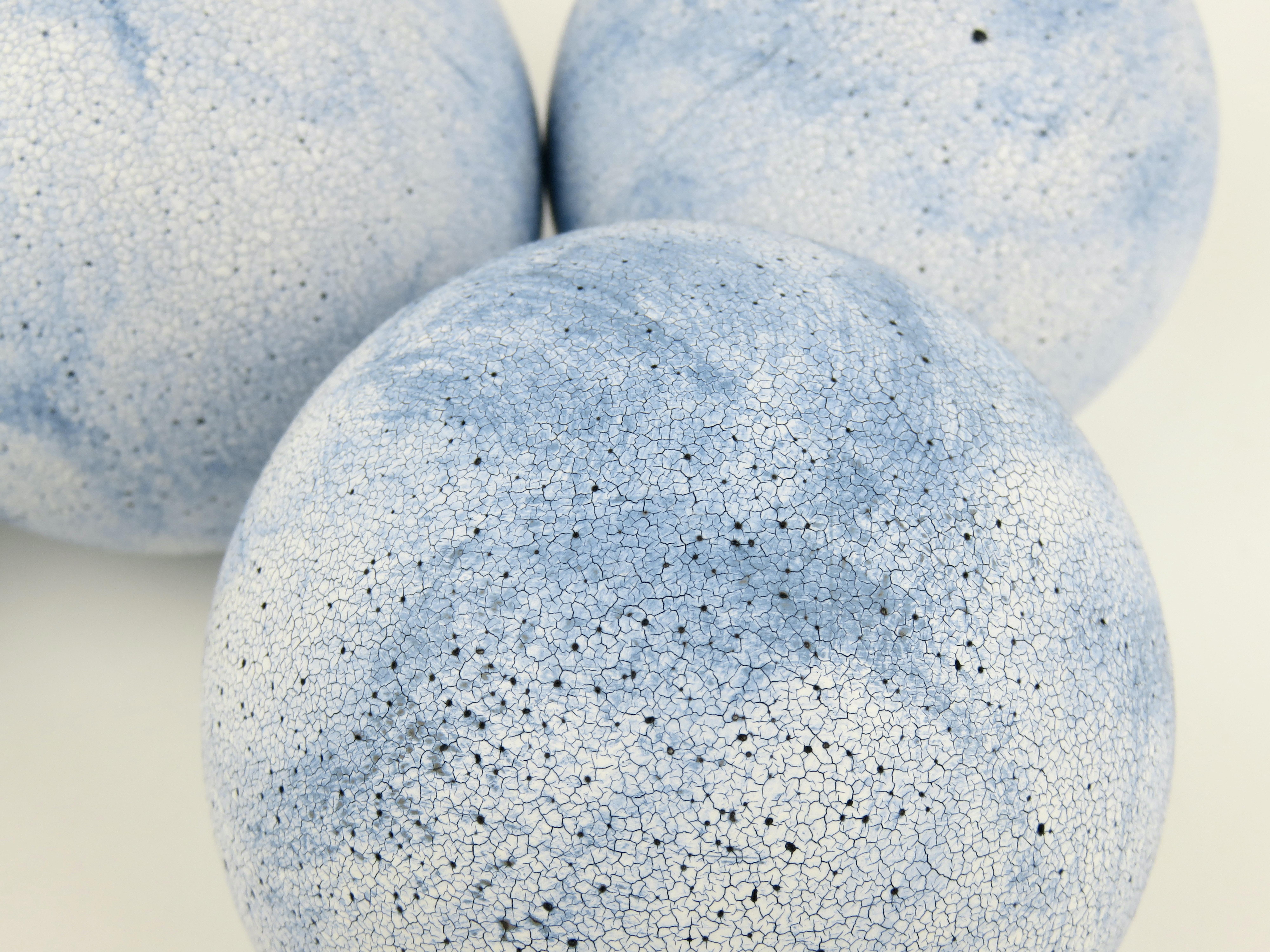 Handgefertigte Himmelblaue Kugeln aus Keramik, Terra Sigilatta und kobaltblauer Oxide im Angebot 3