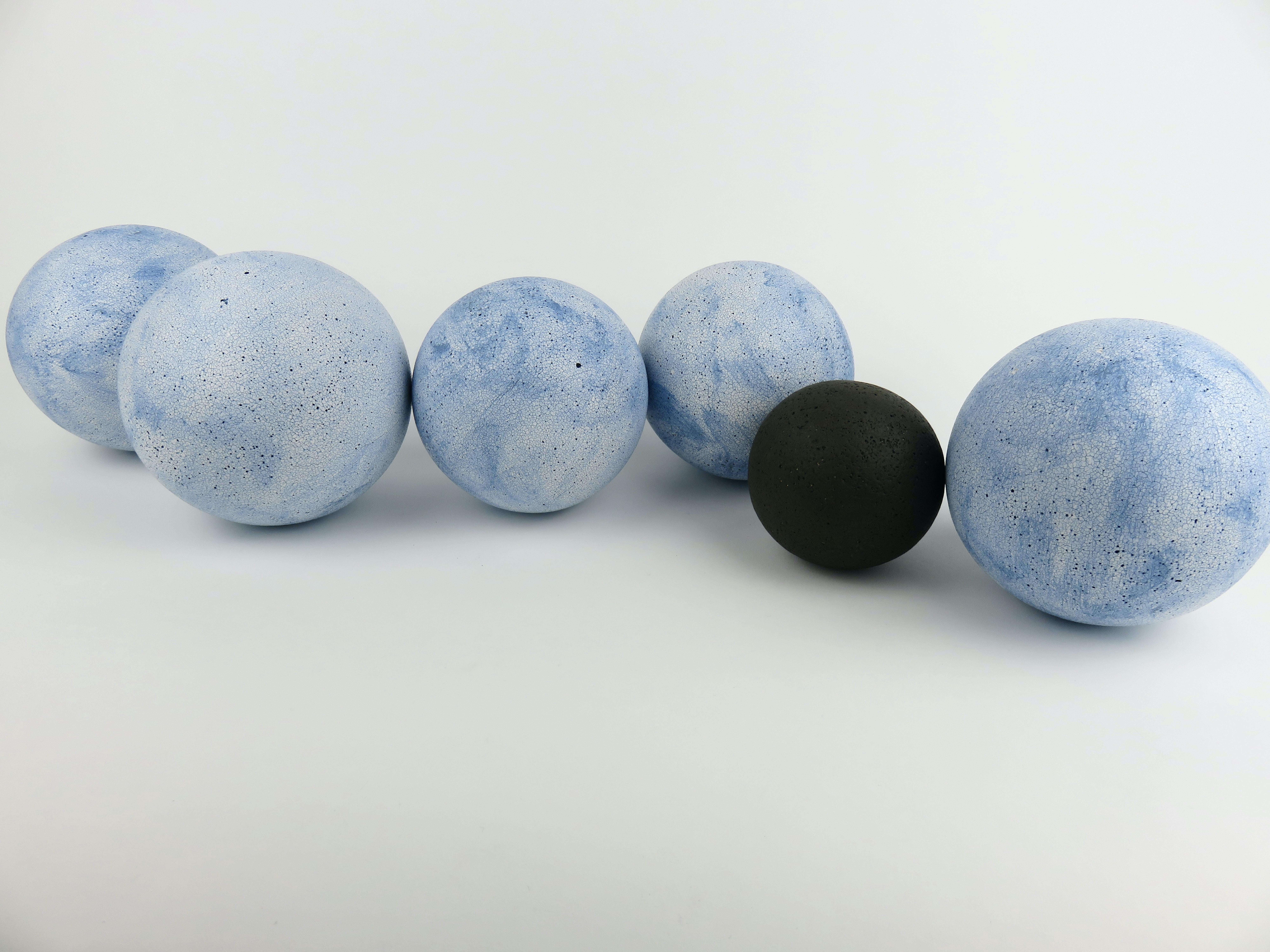 Handgefertigte Himmelblaue Kugeln aus Keramik, Terra Sigilatta und kobaltblauer Oxide im Angebot 6