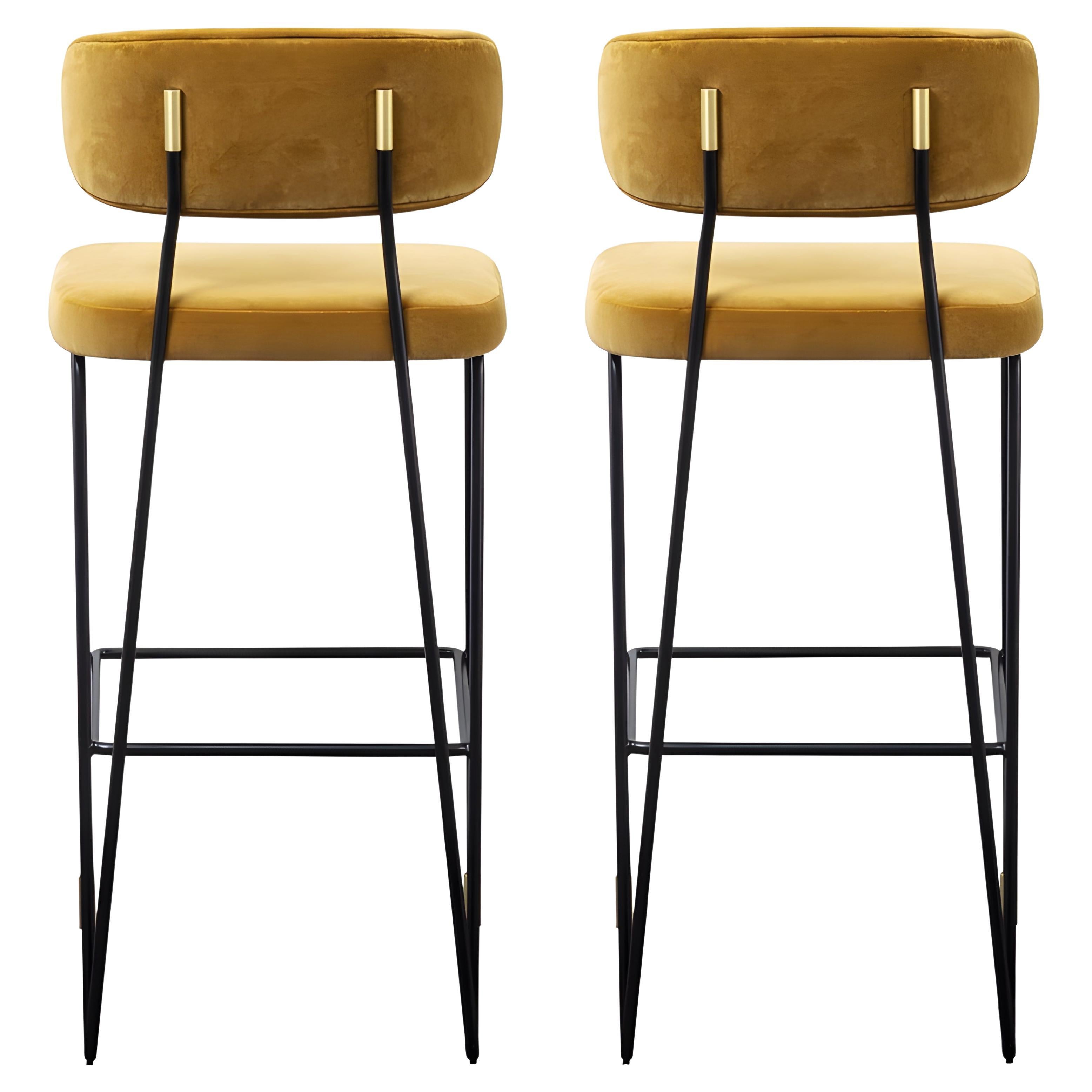 Tabouret fabriqué à la main avec un cadre en métal noir et des détails en laiton