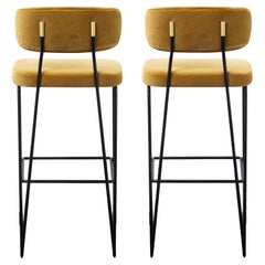 Sgabello costruito a mano con struttura in metallo nero e dettagli in ottone Sgabello costruito a mano con struttura in metallo nero e dettagli in ottone