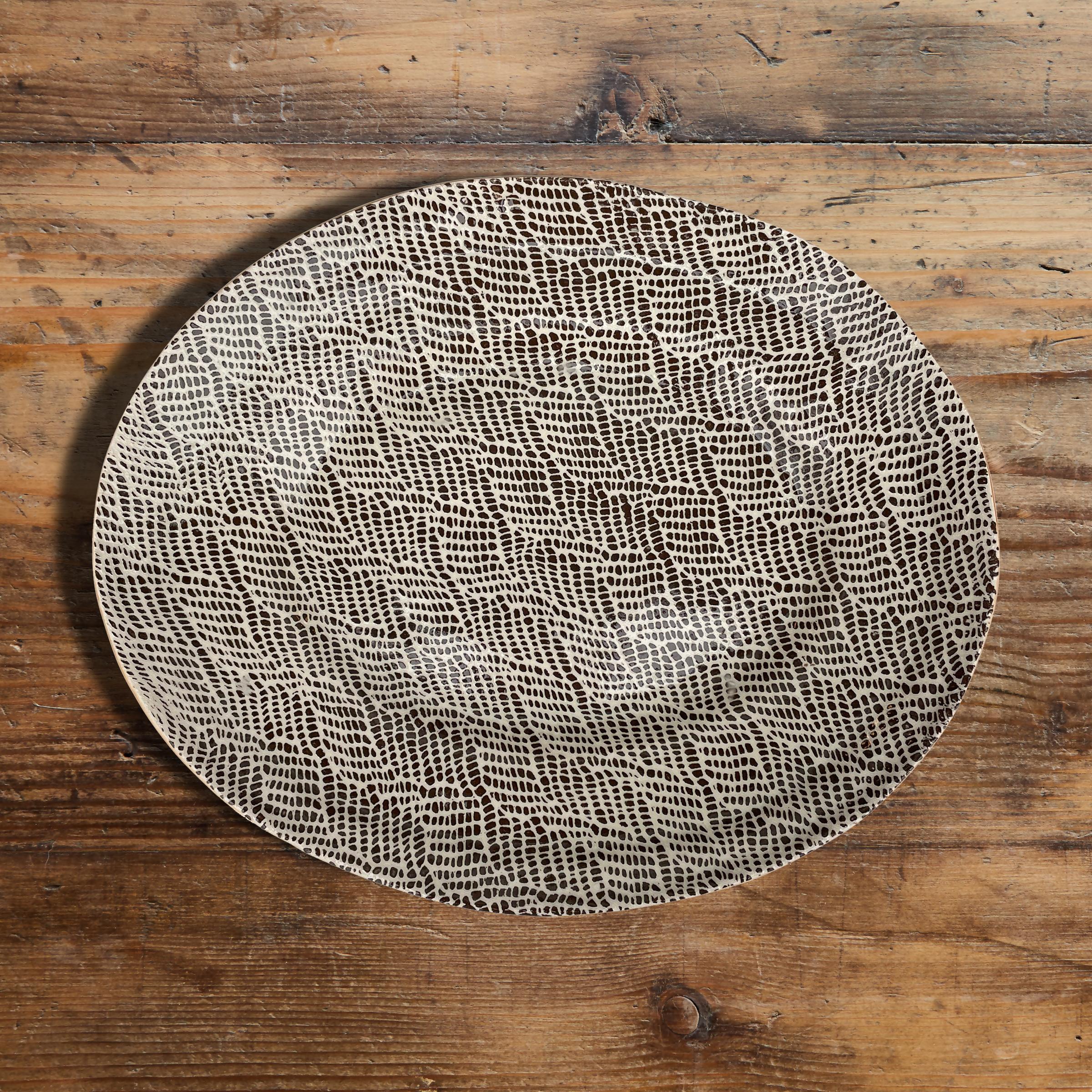Eine fantastische, große, handgefertigte Platte von Studio Pottery mit einem aufgedruckten Muster und einer Glasur in Braun und Weiß. Unleserlich auf dem Boden signiert und datiert 2016.