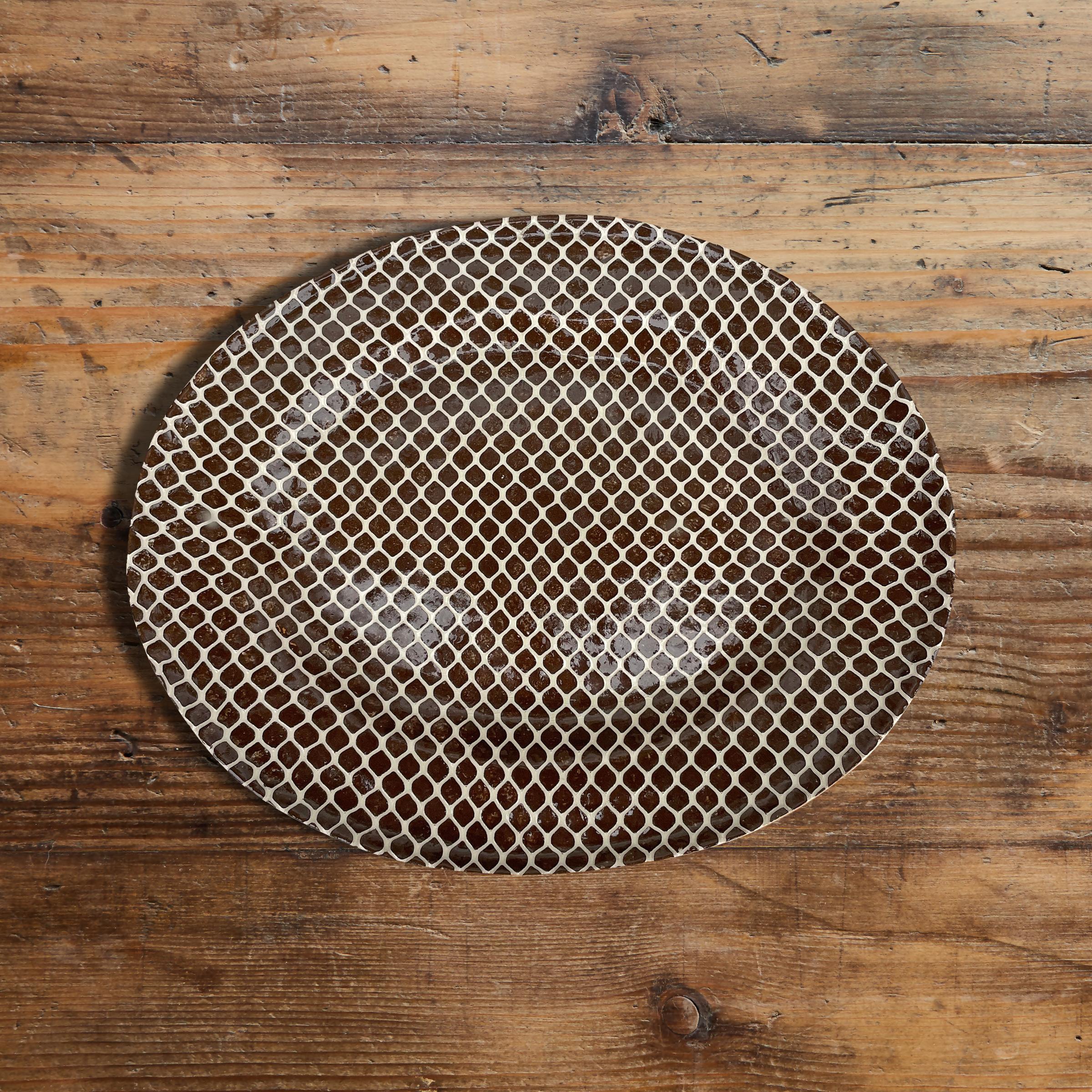 Eine auffallend große, handgefertigte Platte von Studio Pottery mit einem aufgedruckten Muster und einer Glasur in Braun und Weiß. Unleserlich auf dem Boden signiert und datiert 2016.