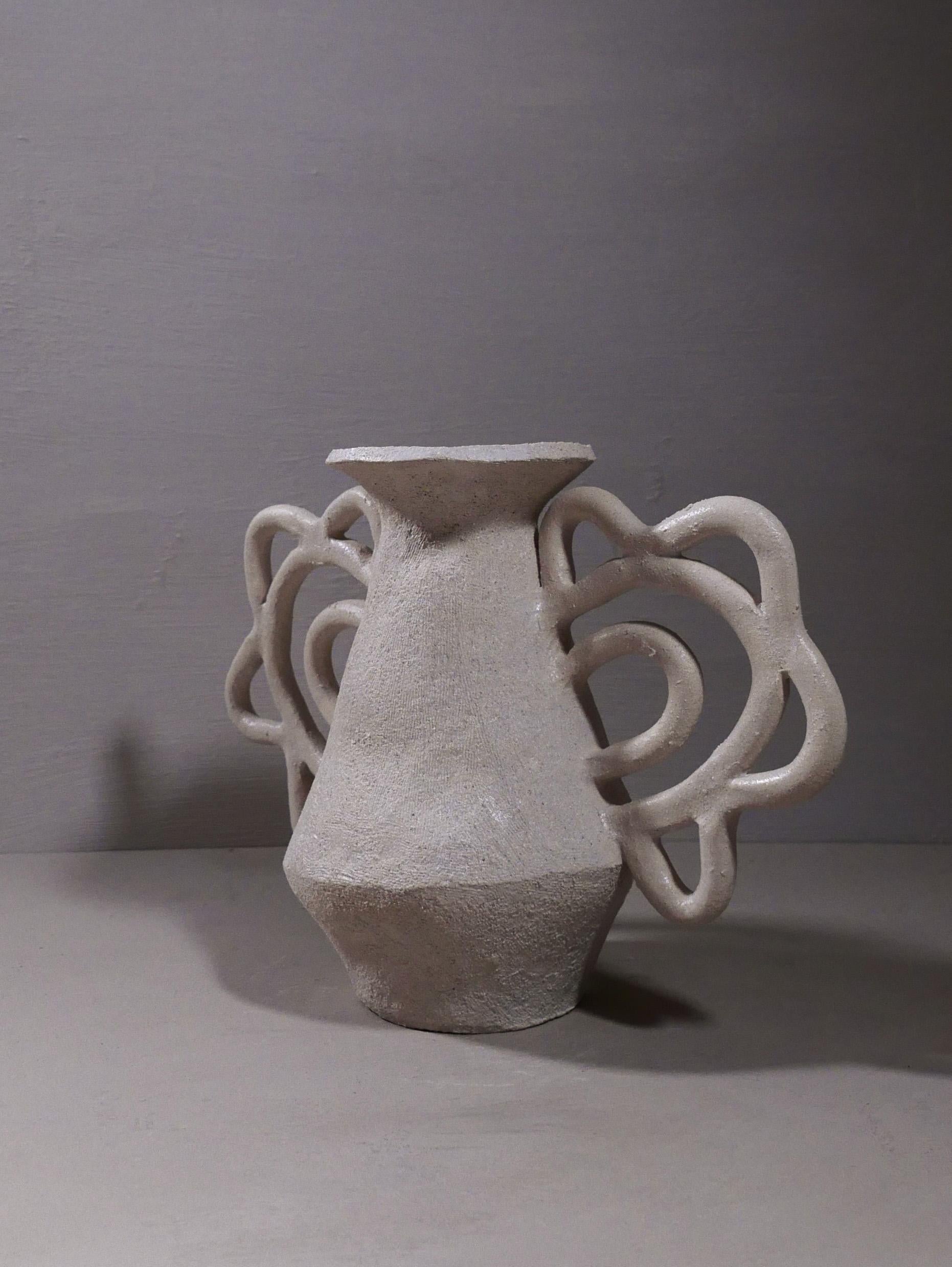 Espagnol Vase fabriqué à la main avec des poignées complexes en vente