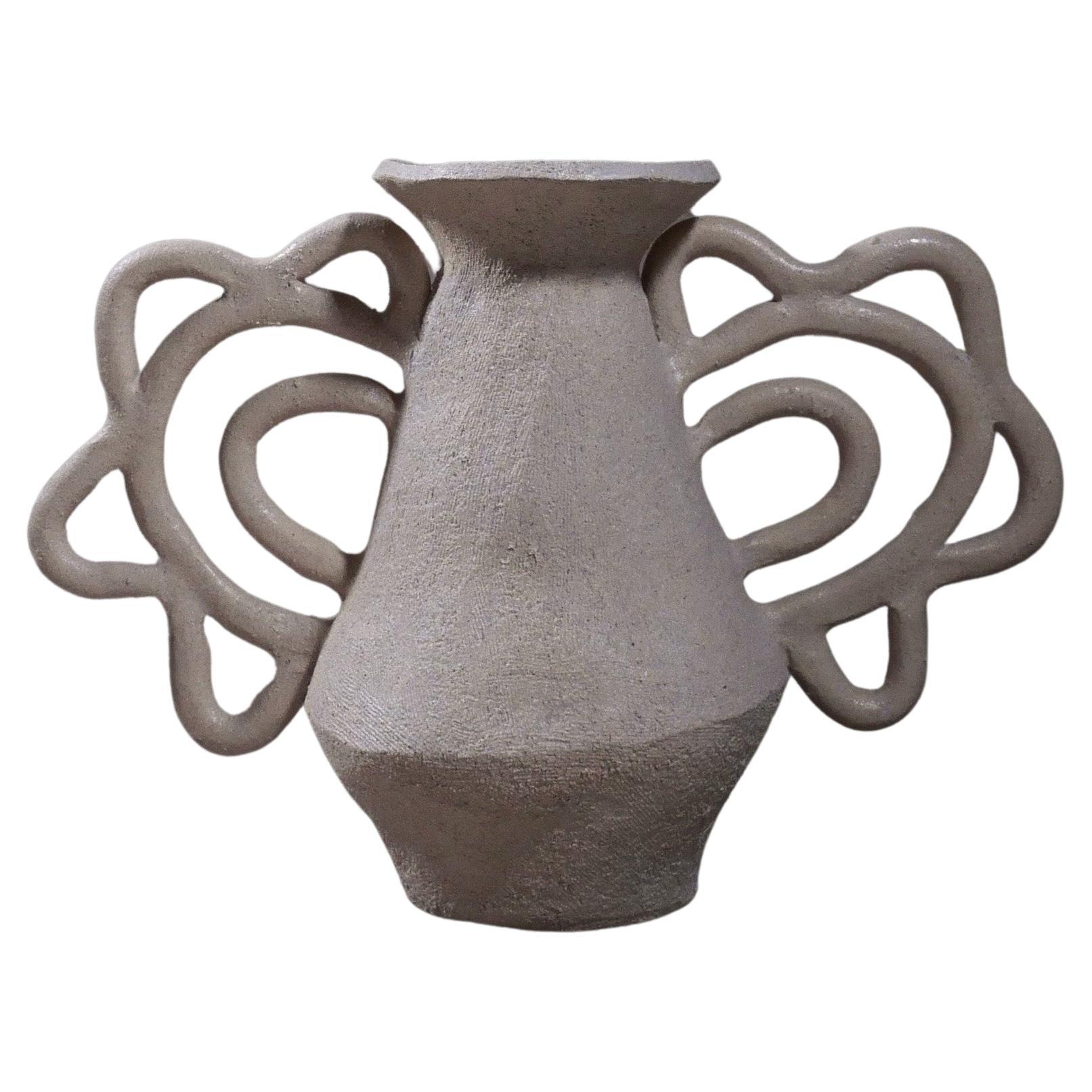 Handgefertigte Vase mit aufwändigen Griffen