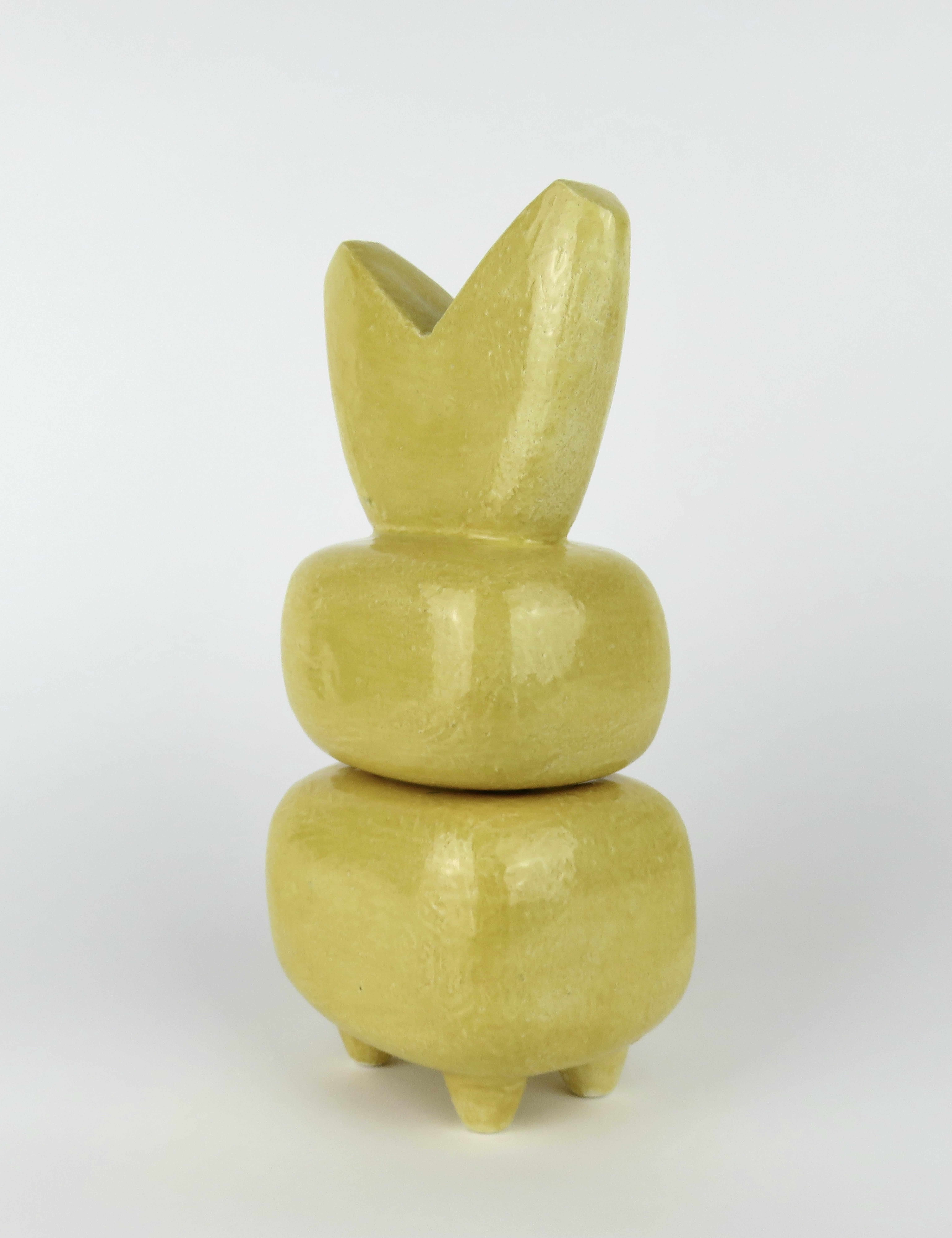 Vernissé TOTEM en céramique jaune fabriqué à la main, 3 parties, dessus en V, par Helena Starcevic en vente
