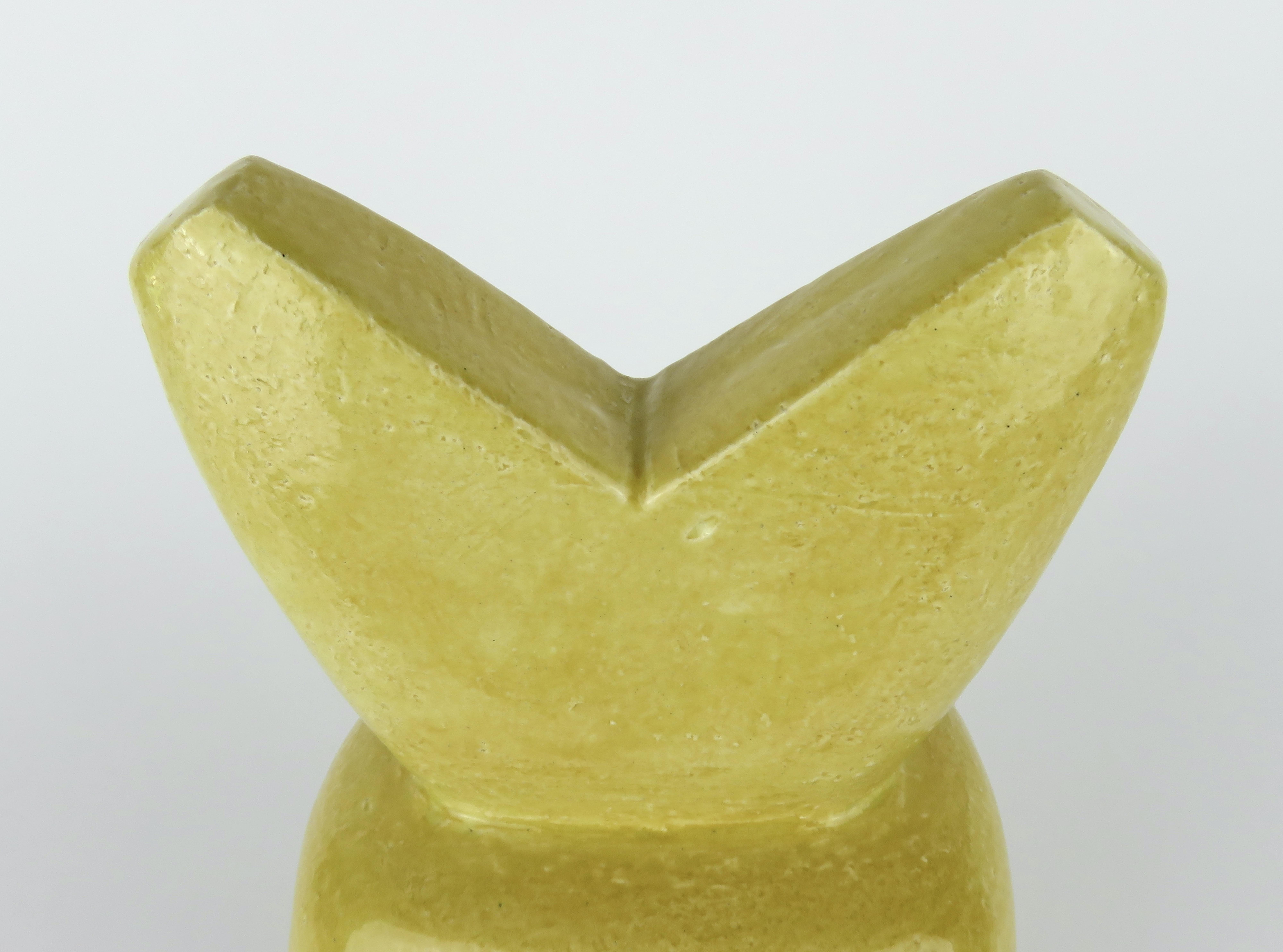 Céramique TOTEM en céramique jaune fabriqué à la main, 3 parties, dessus en V, par Helena Starcevic en vente