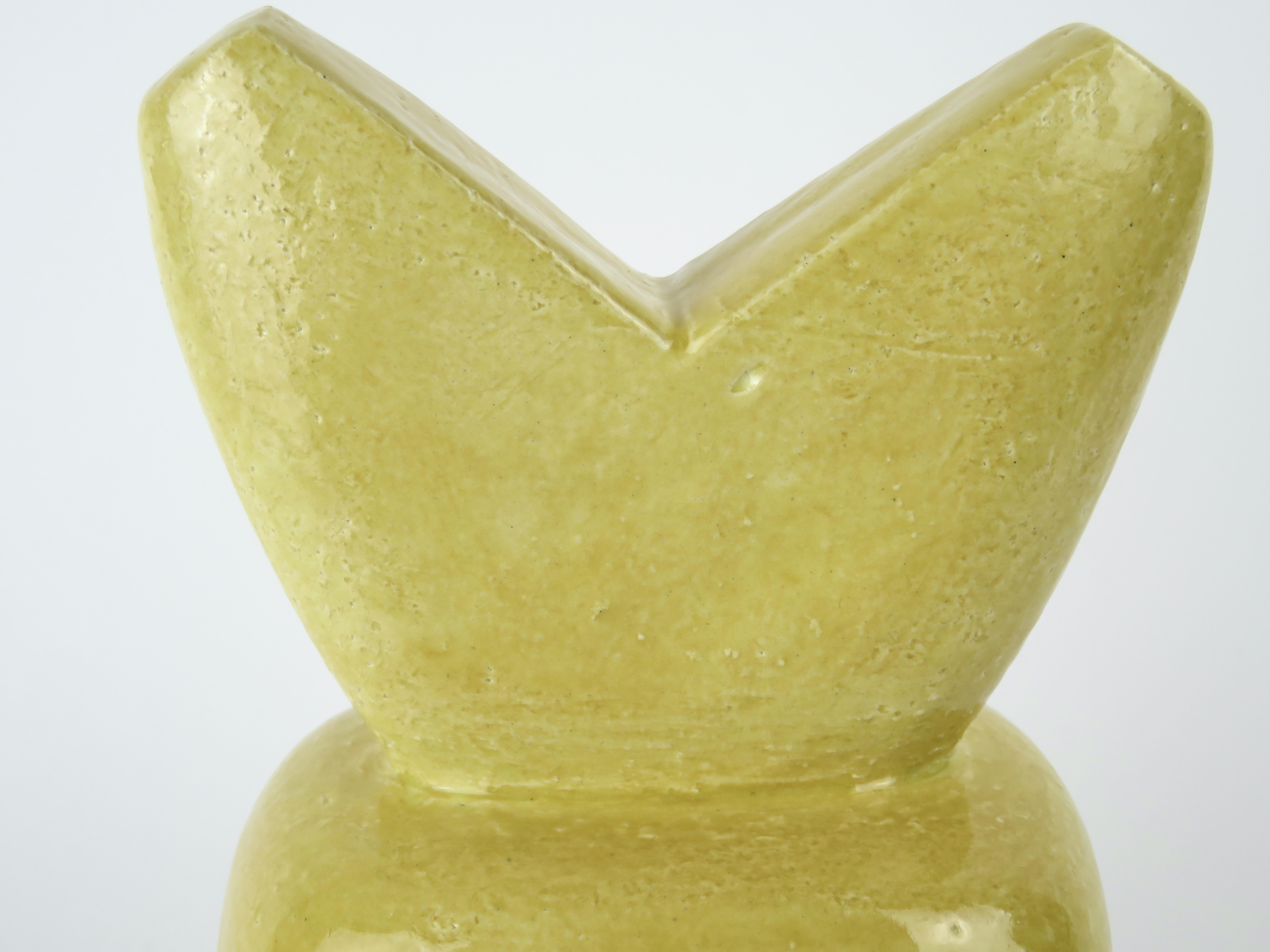 TOTEM en céramique jaune fabriqué à la main, 3 parties, dessus en V, par Helena Starcevic en vente 1