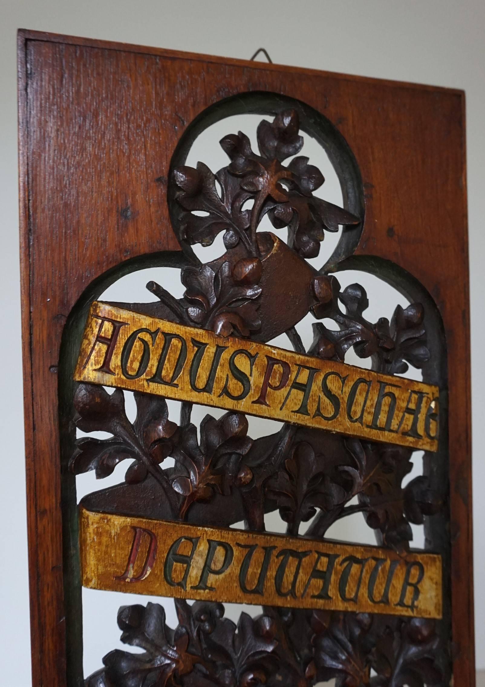 Hand-Carved and Gilt Gothic Revival Panel w. Easter Lamb Related Latin Phrase In Good Condition In Lisse, NL