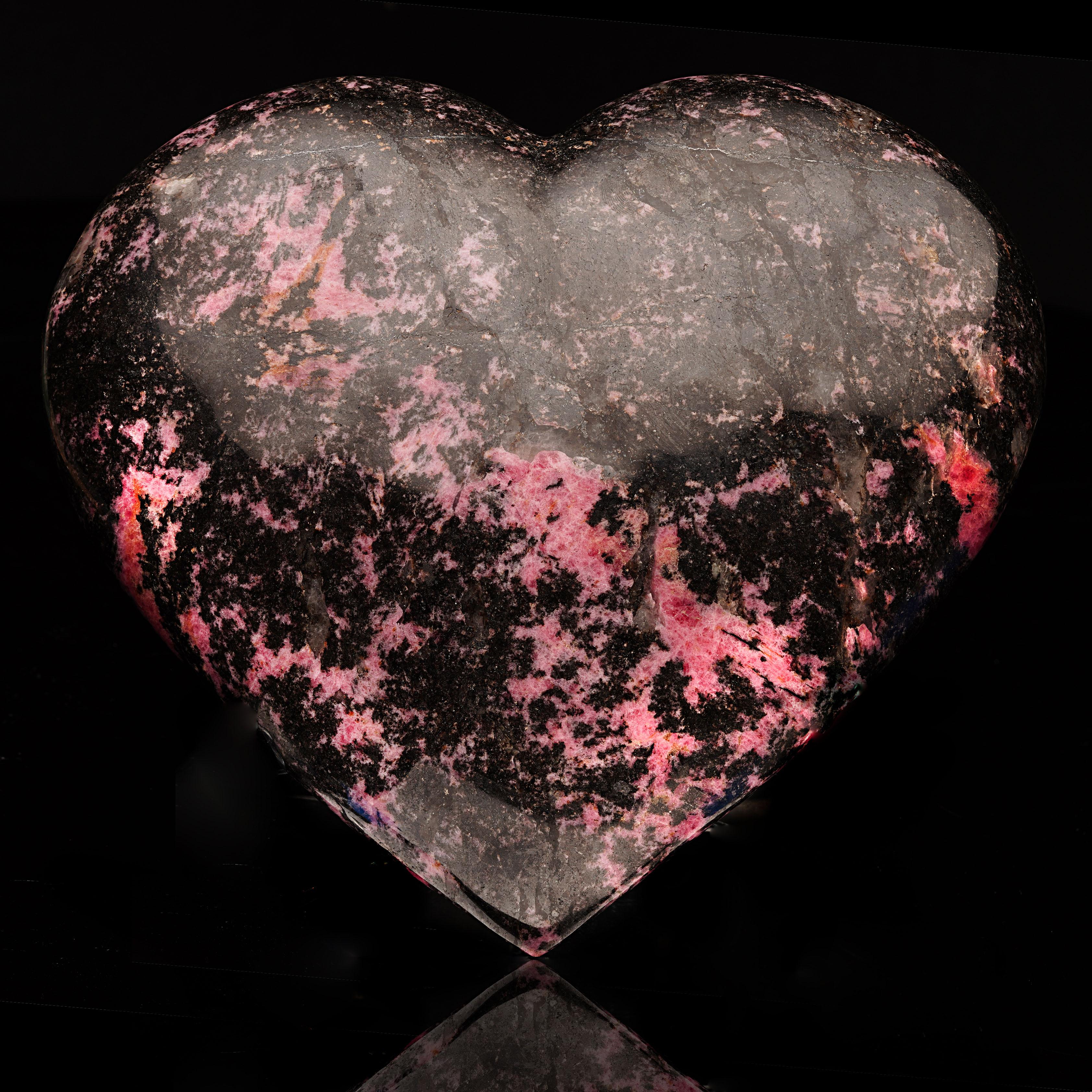 Dieses riesige rosa-schwarz marmorierte Herz wurde aus hochwertigem brasilianischem Rhodonit handgeschnitzt und handpoliert. Eine auffällige Ergänzung für jedes Haus oder ein wirkungsvolles Geschenk für einen lieben Menschen.

Abmessungen: 9 